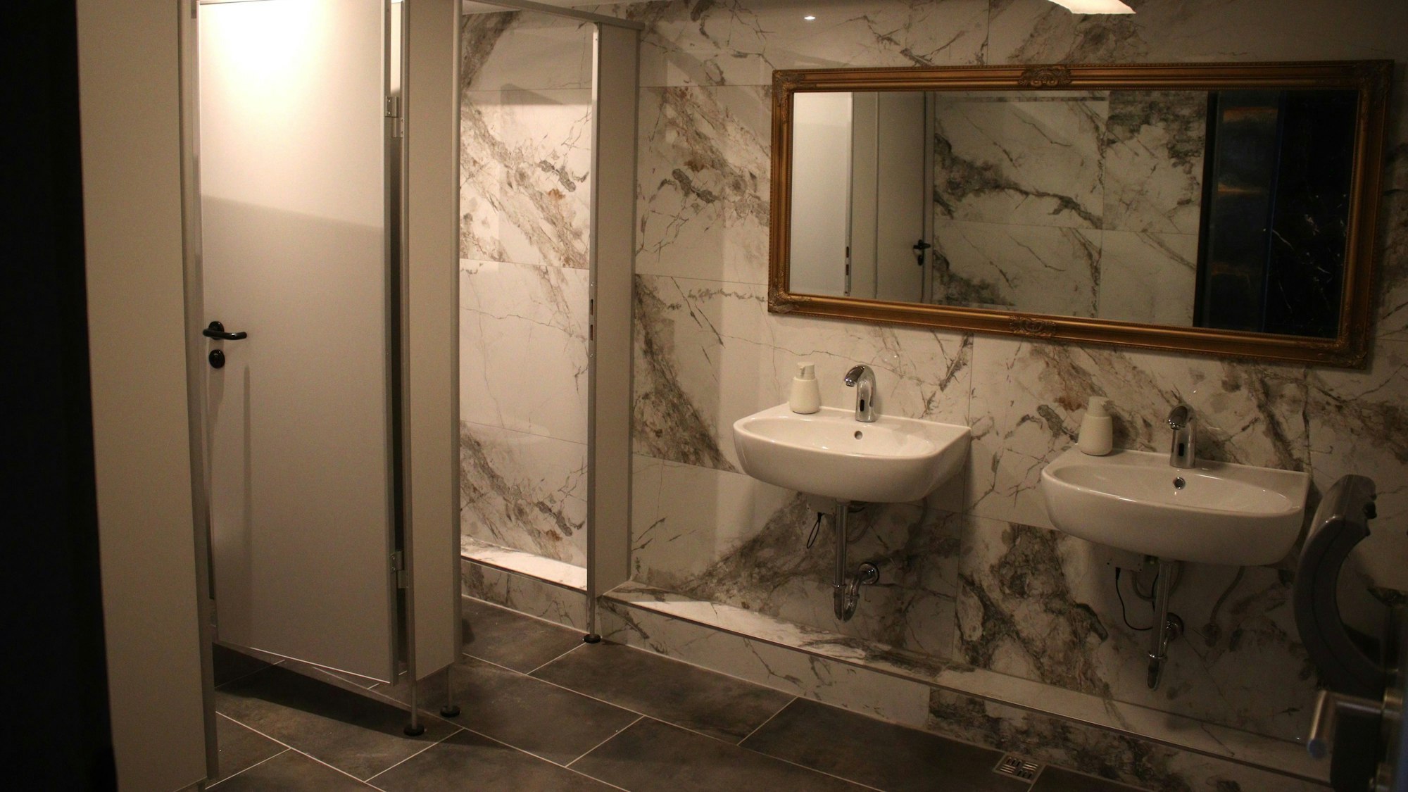 Toilettenanlagen einer Discothek.