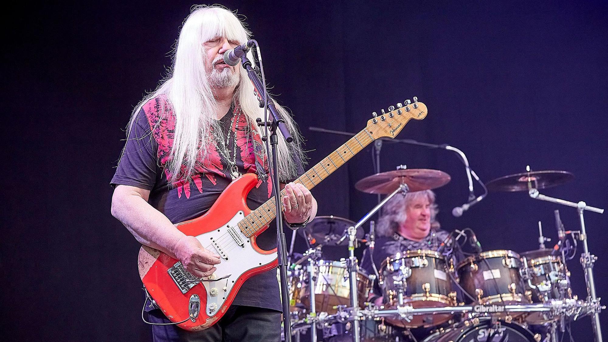 Das Bild zeigt die britische Band „The Sweet“ um den Gitarristen Andy Scott.