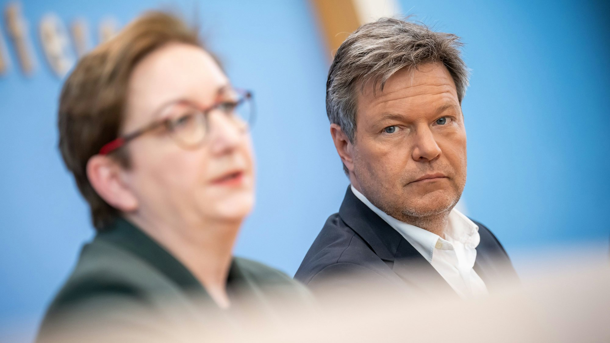 Robert Habeck (Bündnis 90/Die Grünen), Bundesminister für Wirtschaft und Klimaschutz, nimmt neben Klara Geywitz (SPD), Bundesministerin für Bau und Wohnen, bei einer Pressekonferenz.