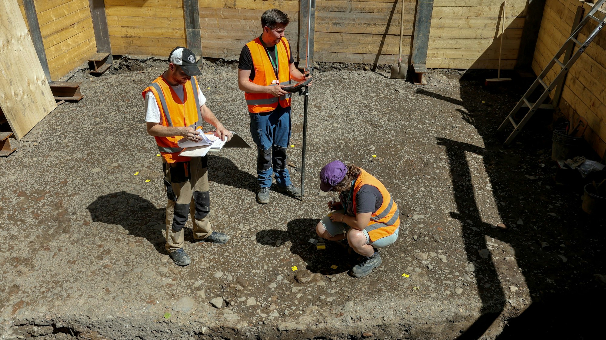 06.07.2023, Köln: 1000 Jahre altes Marktpflaster bei Brunnen-Bauarbeiten auf dem Neumarkt entdeckt.
Foto: Michael Bause