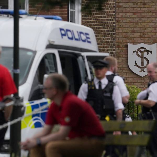 06.07.2023, Großbritannien, London: Polizisten treffen am Einsatzort ein, nachdem mehrere Menschen im Stadtteil Wimbledon verletzt worden, als ein Auto gegen das Gebäude einer Grundschule gefahren ist.