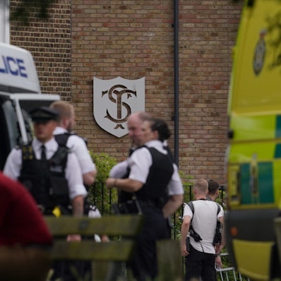 06.07.2023, Großbritannien, London: Polizisten treffen am Einsatzort ein, nachdem mehrere Menschen im Stadtteil Wimbledon verletzt worden, als ein Auto gegen das Gebäude einer Grundschule gefahren ist.