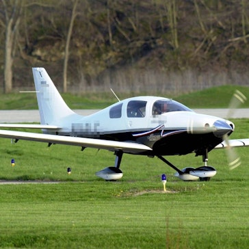 Ein Kleinflugzeug vom Typ Lancair auf einem Flugplatz. Die Propeller drehen sich. (Symbolbild)