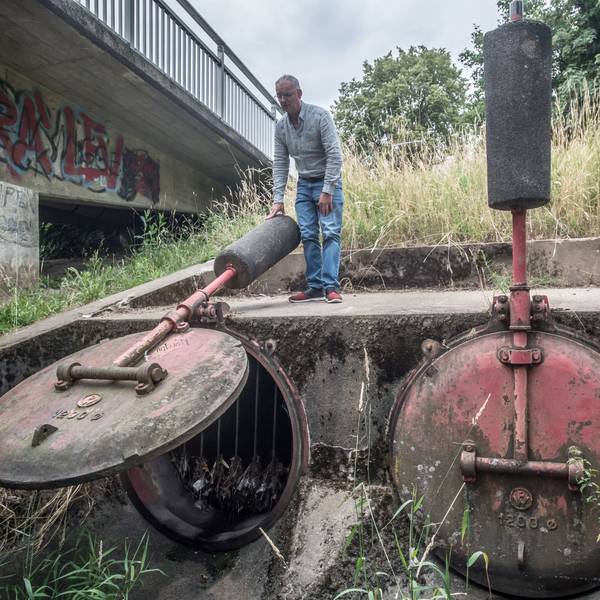 Große Klappen: Friedrich Jonas an den beiden Rückschlagklappen an der Dhünn, aus denen bei Regen das Abwasser von der Stelze in den Fluss rauscht.
