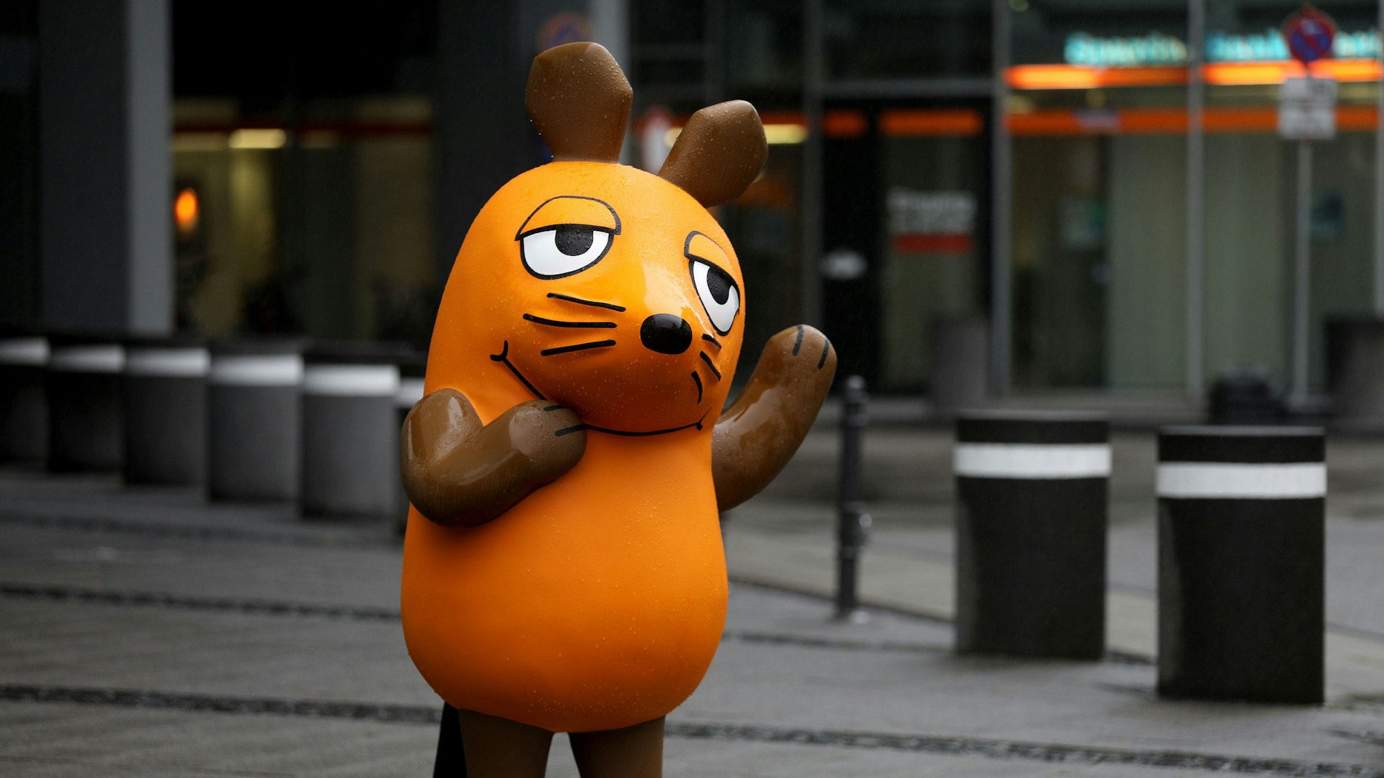 Ein Figur der Maus steht vor dem WDR.