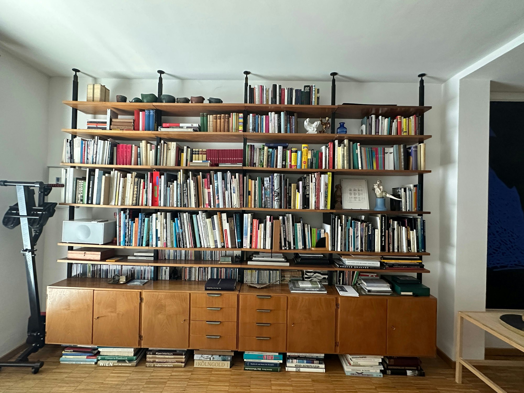 Eine Bücherwand mit Schränken darunter ist zu sehen.