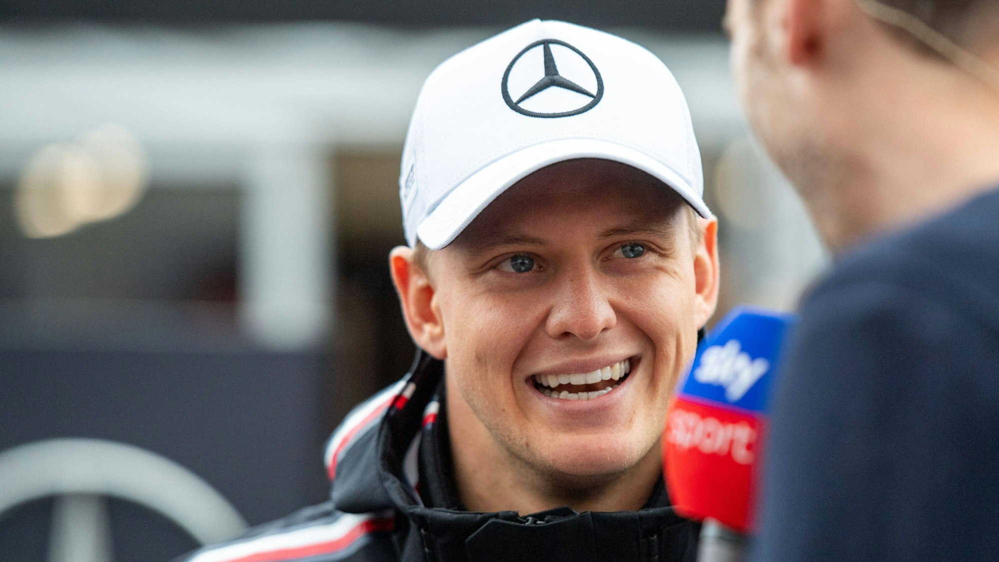 Mick Schumacher gibt ein Interview am Streckenrand.