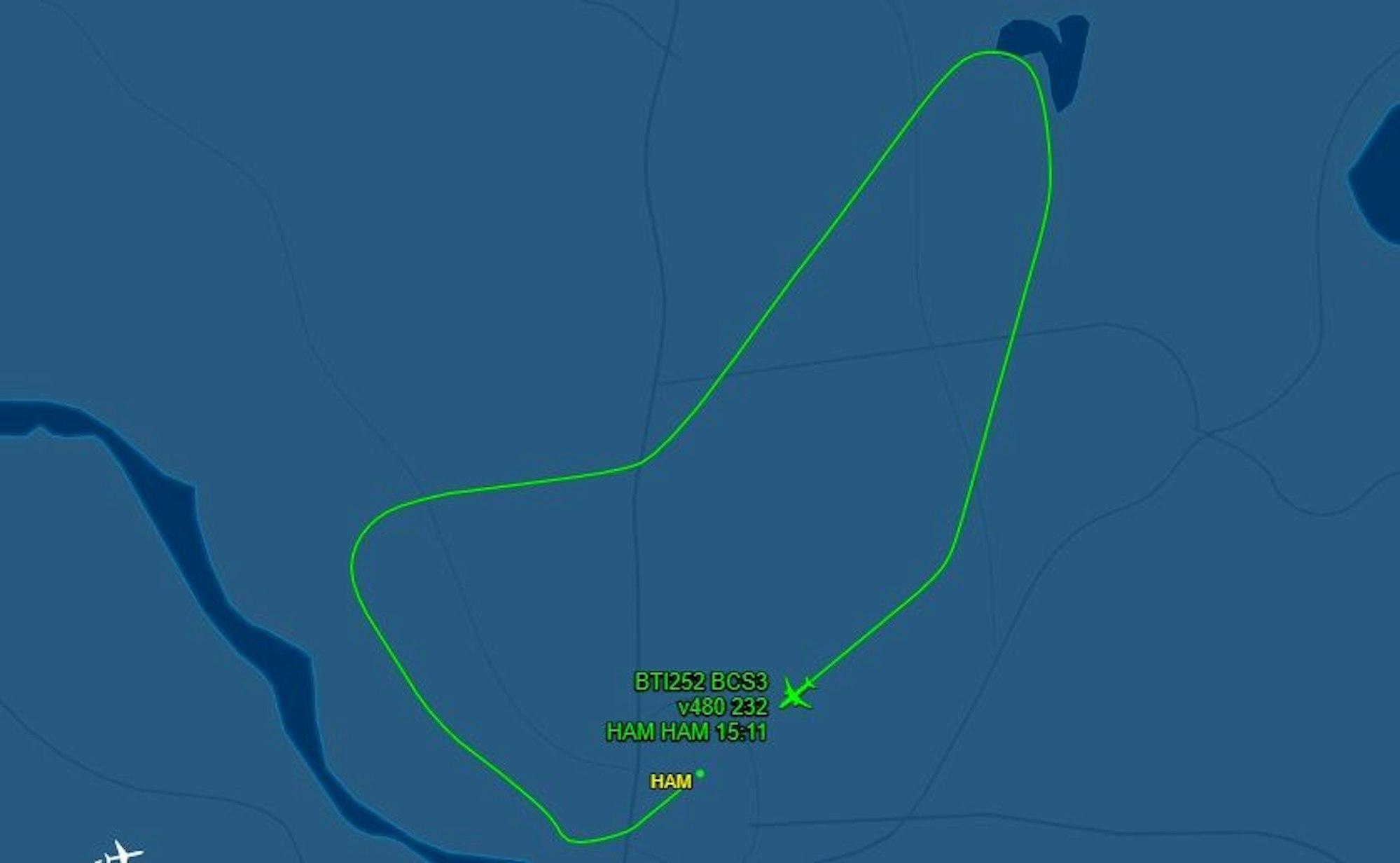 Flug nach Riga abgebrochen: Der Flug Air Baltic 252 wurde am Dienstag von einem Blitz getroffen und kehrte zum Flughafen in Hamburg zurück.