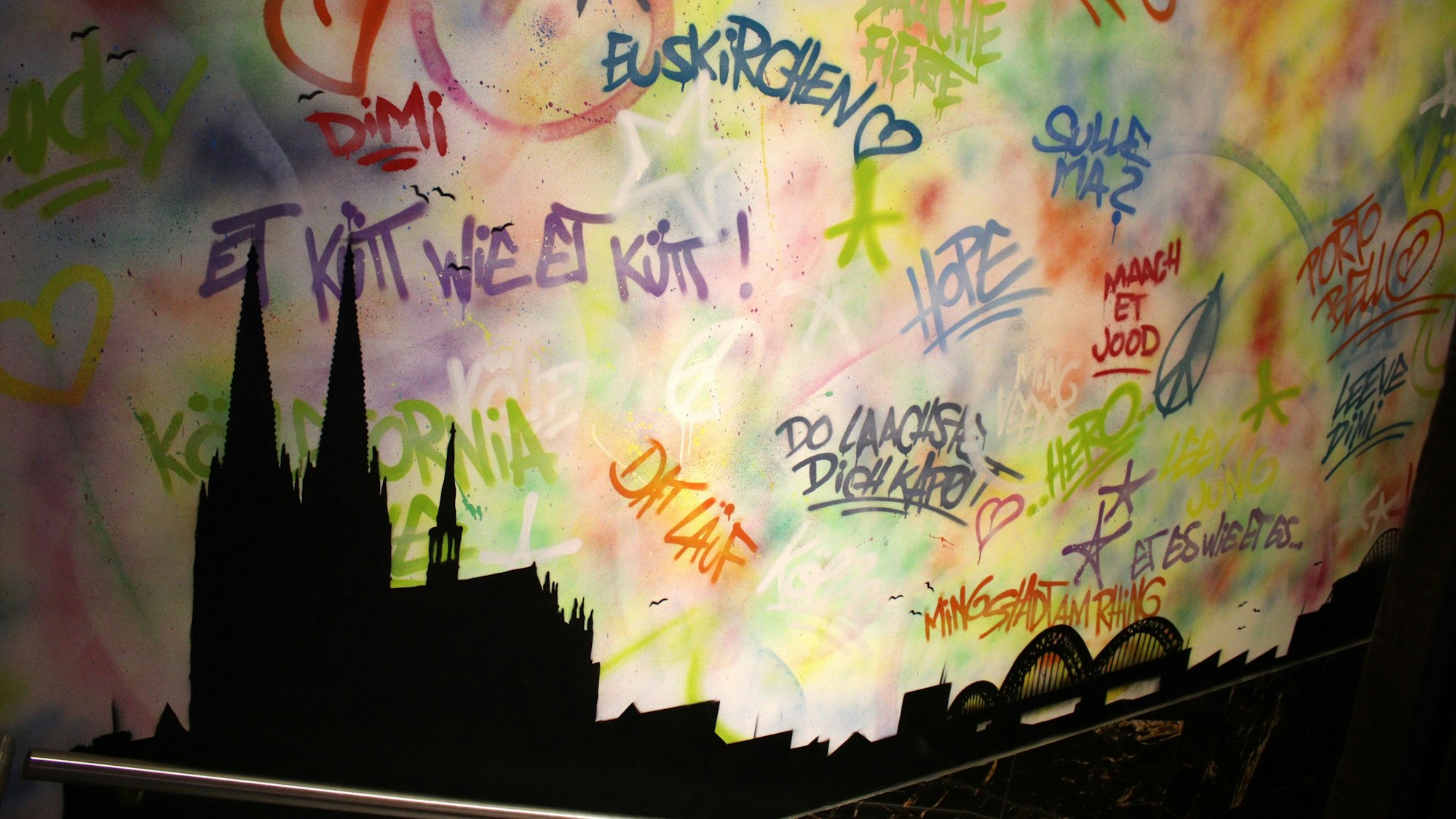 Wand mit Graffiti und Dom-Silhouette.