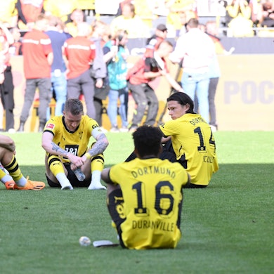 Salih Özcan (vorne) und Anthony Modeste von Borussia Dortmund können es nicht fassen, dass der BVB am letzten Spieltag durch ein 2:2 gegen Mainz 05 die Meisterschaft noch verspielte.
