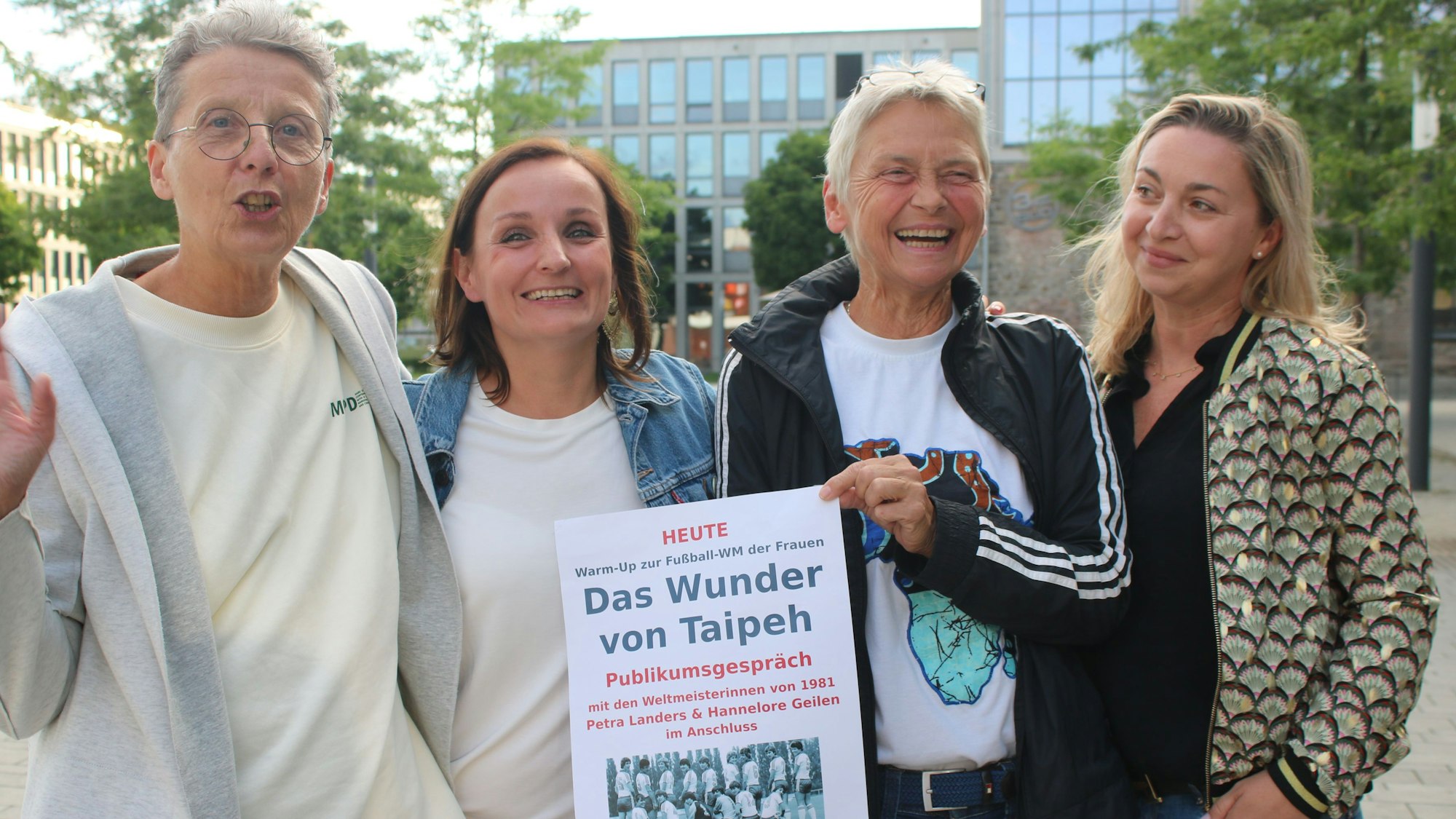 Das Wunder von Taipeh: (v.l.) Hannelore Geilen, Barbara Brzozka (VHS), Petra Landers und Nina Sommer Foto: Andrea Knitter