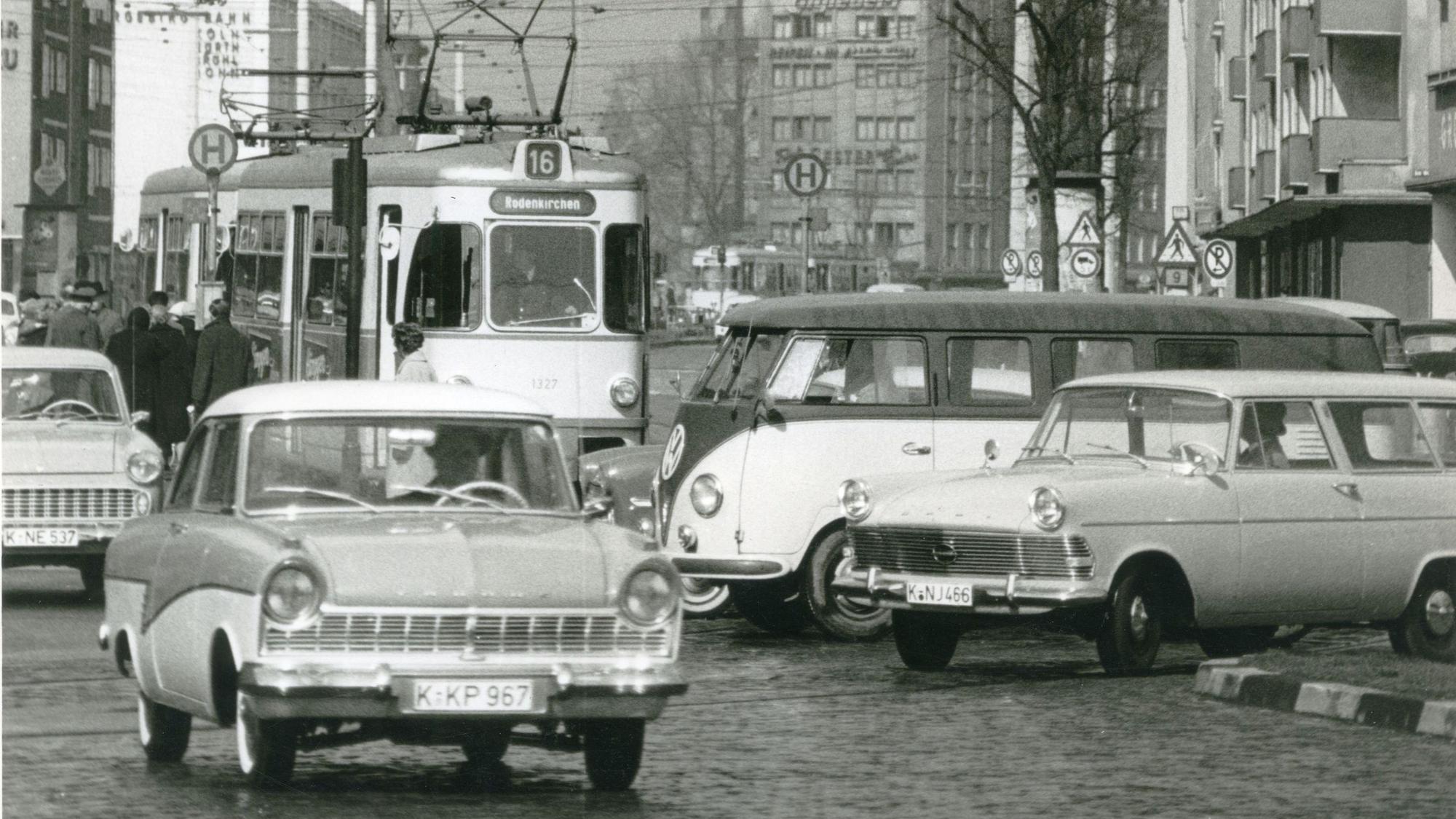 27.03.1961, Köln: Eine Straßenbahn und Autos auf dem Salierring mit dem Barbarossaplatz im Hintergrund. Foto: Rolf Isensee/ KVB Archiv
Aufnahmestandort: Beim Gebäude rechts mit den Balkonen handelt es sich um die Anschrift Am Weidenbach 26.
Originaldateiname: RI-0432.50.jpg
Originalcaption: Salierring, Haltestelle Eifelstraße