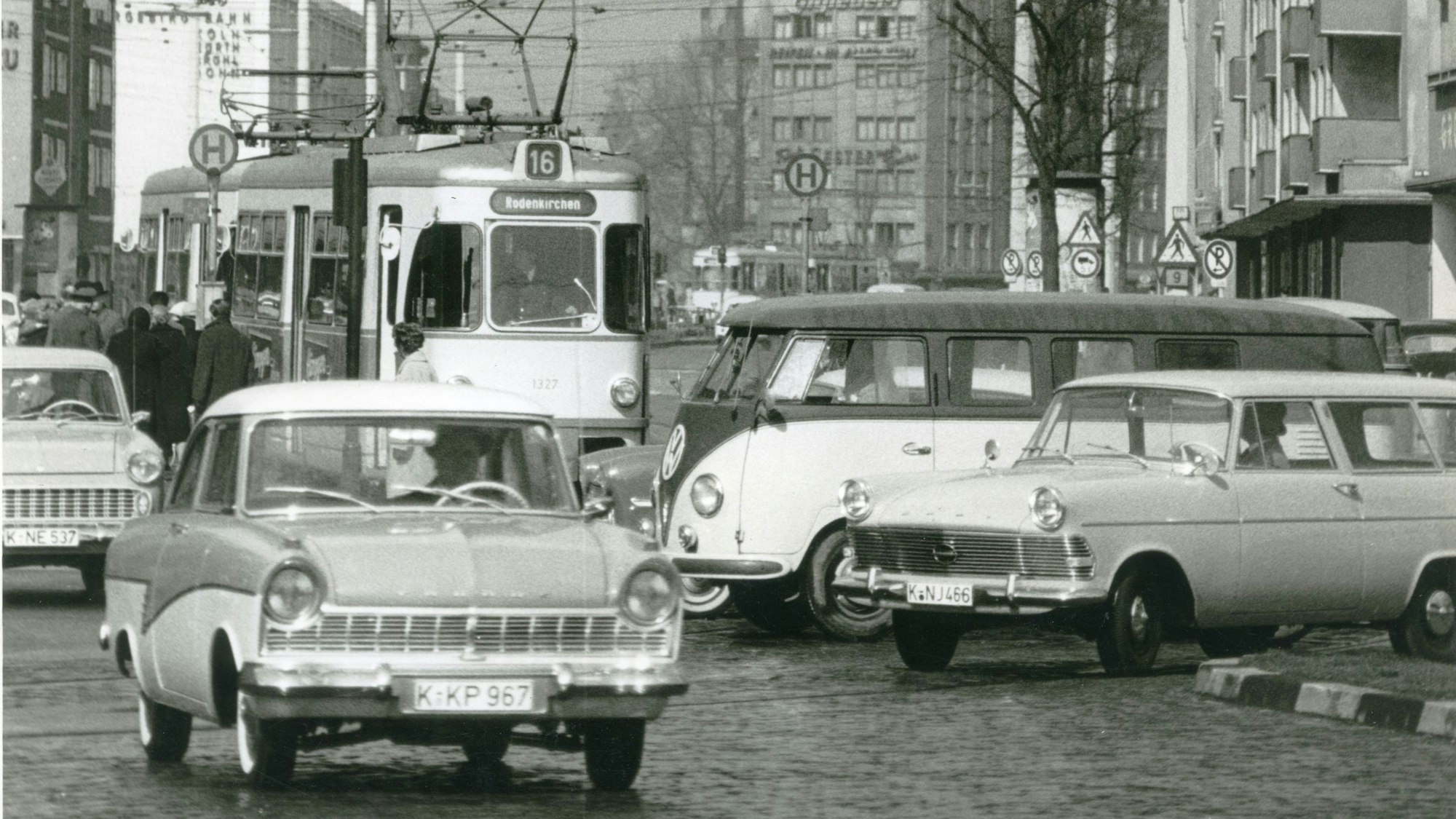 27.03.1961, Köln: Eine Straßenbahn und Autos auf dem Salierring mit dem Barbarossaplatz im Hintergrund. Foto: Rolf Isensee/ KVB Archiv
Aufnahmestandort: Beim Gebäude rechts mit den Balkonen handelt es sich um die Anschrift Am Weidenbach 26.
Originaldateiname: RI-0432.50.jpg
Originalcaption: Salierring, Haltestelle Eifelstraße