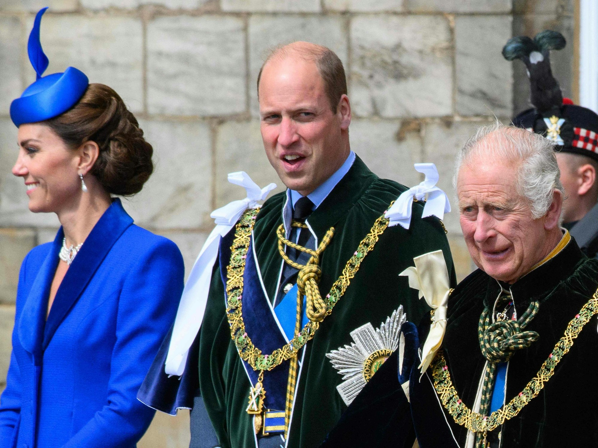 Während Prinz Harry den 4. Juli in den USA feierte, reiste sein Bruder Prinz William mit seiner Frau Kate zu den schottischen Krönungsfeierlichkeiten nach Edinburgh.