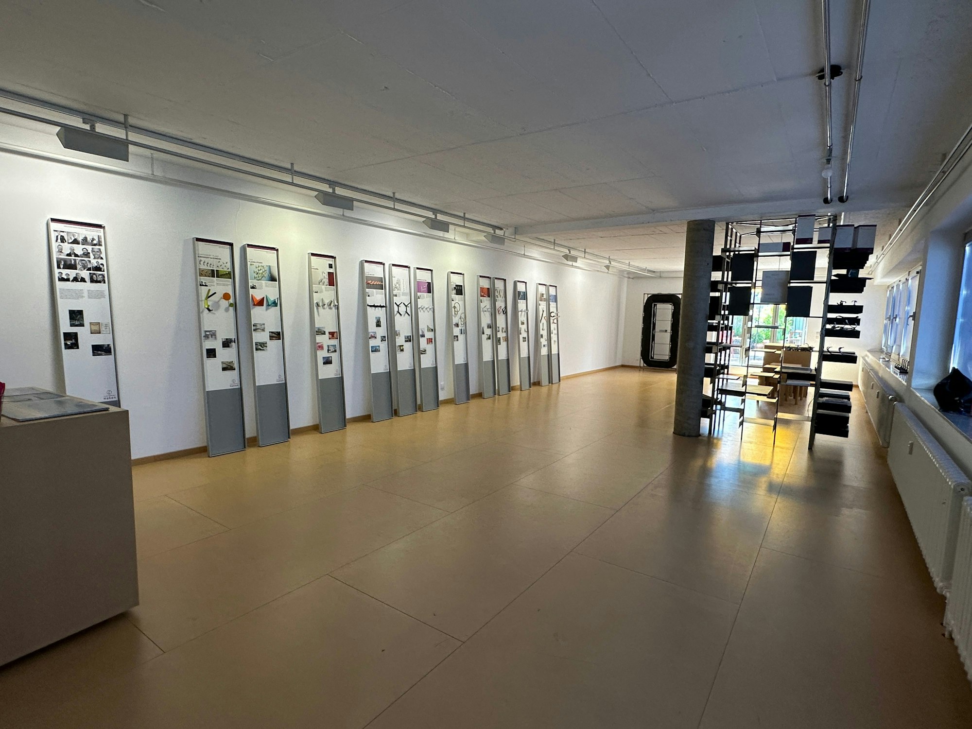 Ein großer Raum mit Aufstellwänden ist zu sehen.