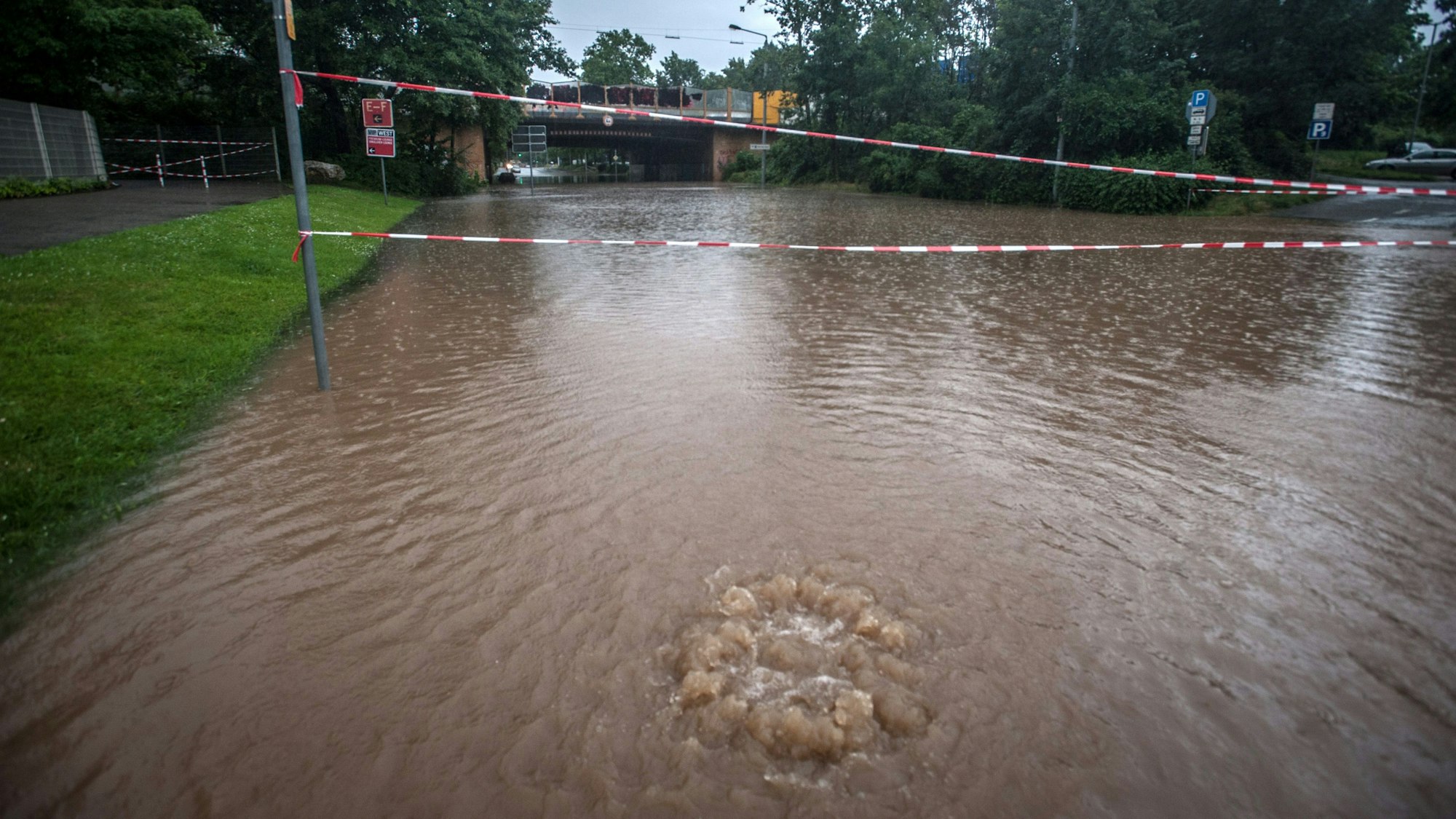 Bismarckstraße überflutet am Abend der Flut. 14.07.2021 – 20:45 Uhr Foto: Ralf Krieger