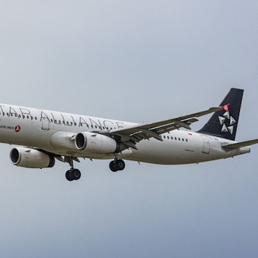 Ein Airbus A321 kurz nach dem Start. Das Flugzeug der türkischen Fluggesellschaft Turkish Airlines fliegt mit der Lackierung von „Star Alliance“.