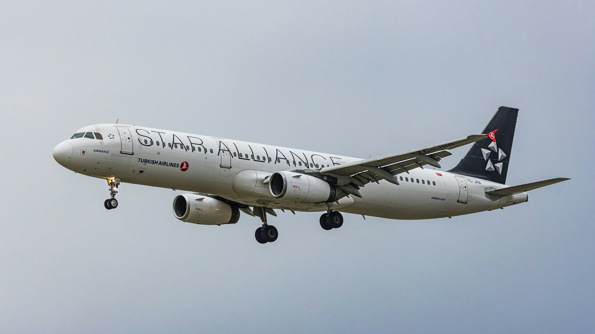 Ein Airbus A321 kurz nach dem Start. Das Flugzeug der türkischen Fluggesellschaft Turkish Airlines fliegt mit der Lackierung von „Star Alliance“.