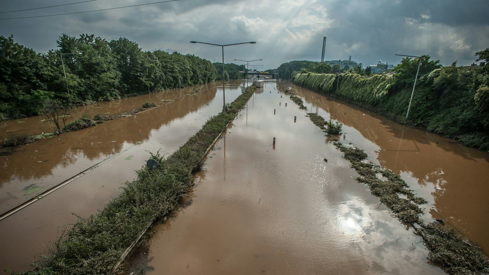 Autobahn 1 von der Bahnbrücke am Eisholz (eschenweg) in Richtung Leverkusener Kreuz fotografiert, das im Hintergrund zu sehen ist. Foto: Ralf Krieger