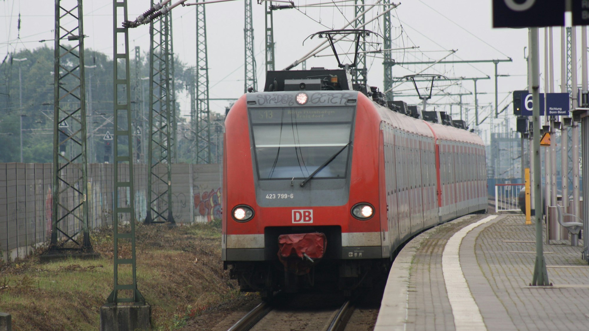 Das Bild zeigt die S-Bahn S13.