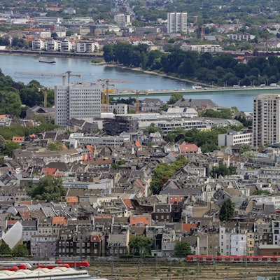 30.06.2023, Köln: Der Blick auf Köln vom Colonius.
Blick auf die Zoobrücke mit Ringturm im Vordergrund.
Foto: Michael Bause