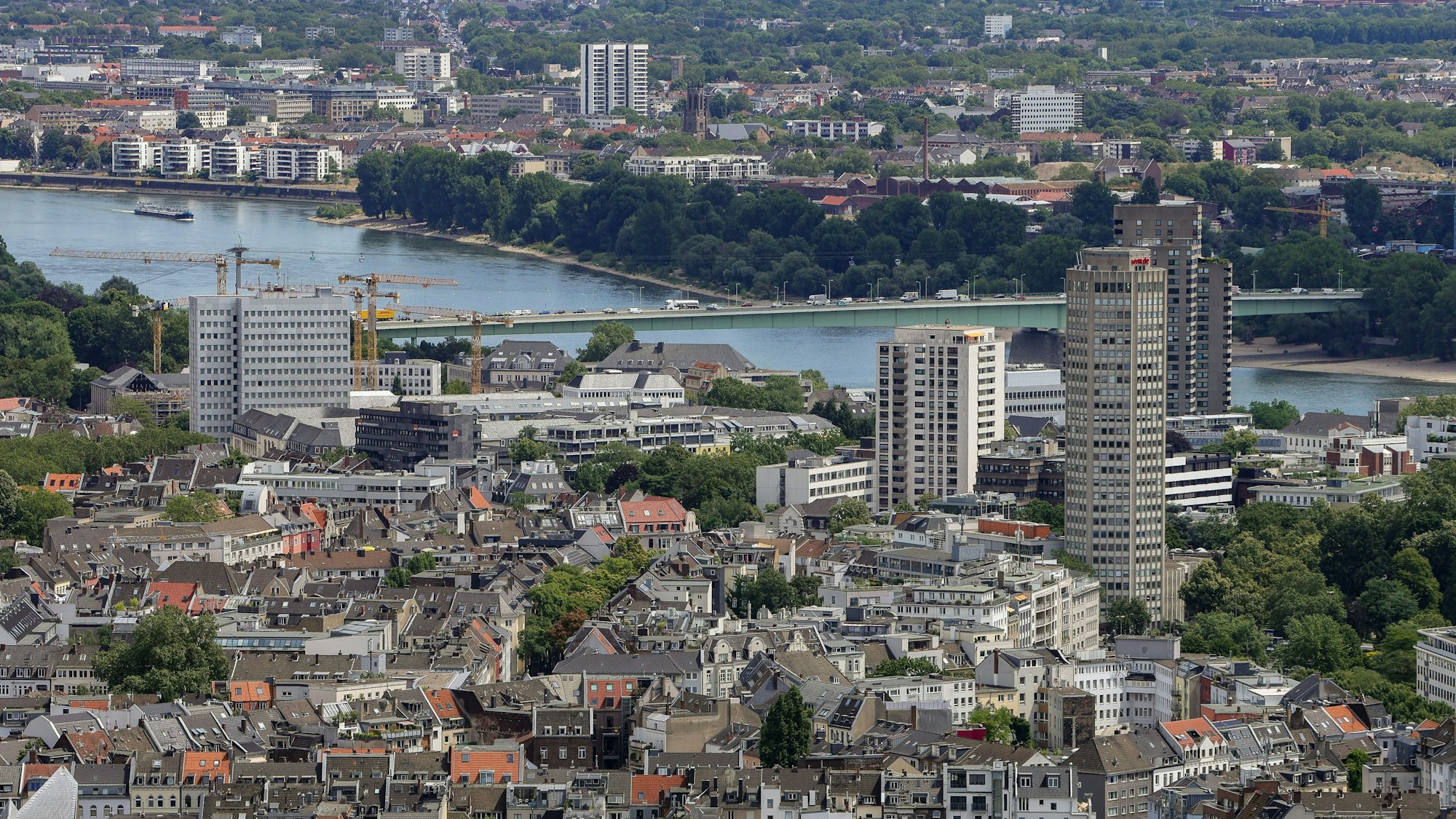 30.06.2023, Köln: Der Blick auf Köln vom Colonius.
Blick auf die Zoobrücke mit Ringturm im Vordergrund.
Foto: Michael Bause