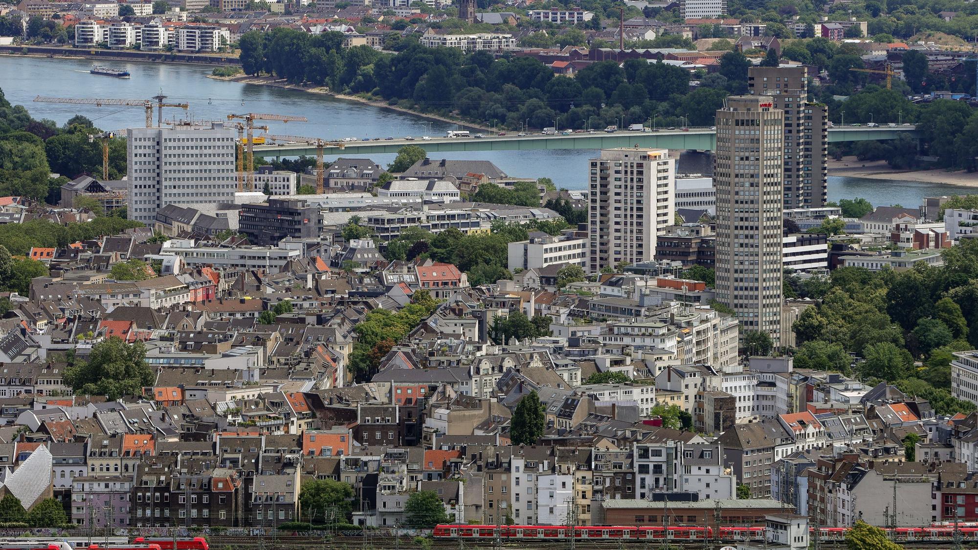 30.06.2023, Köln: Der Blick auf Köln vom Colonius.
Blick auf die Zoobrücke mit Ringturm im Vordergrund.
Foto: Michael Bause