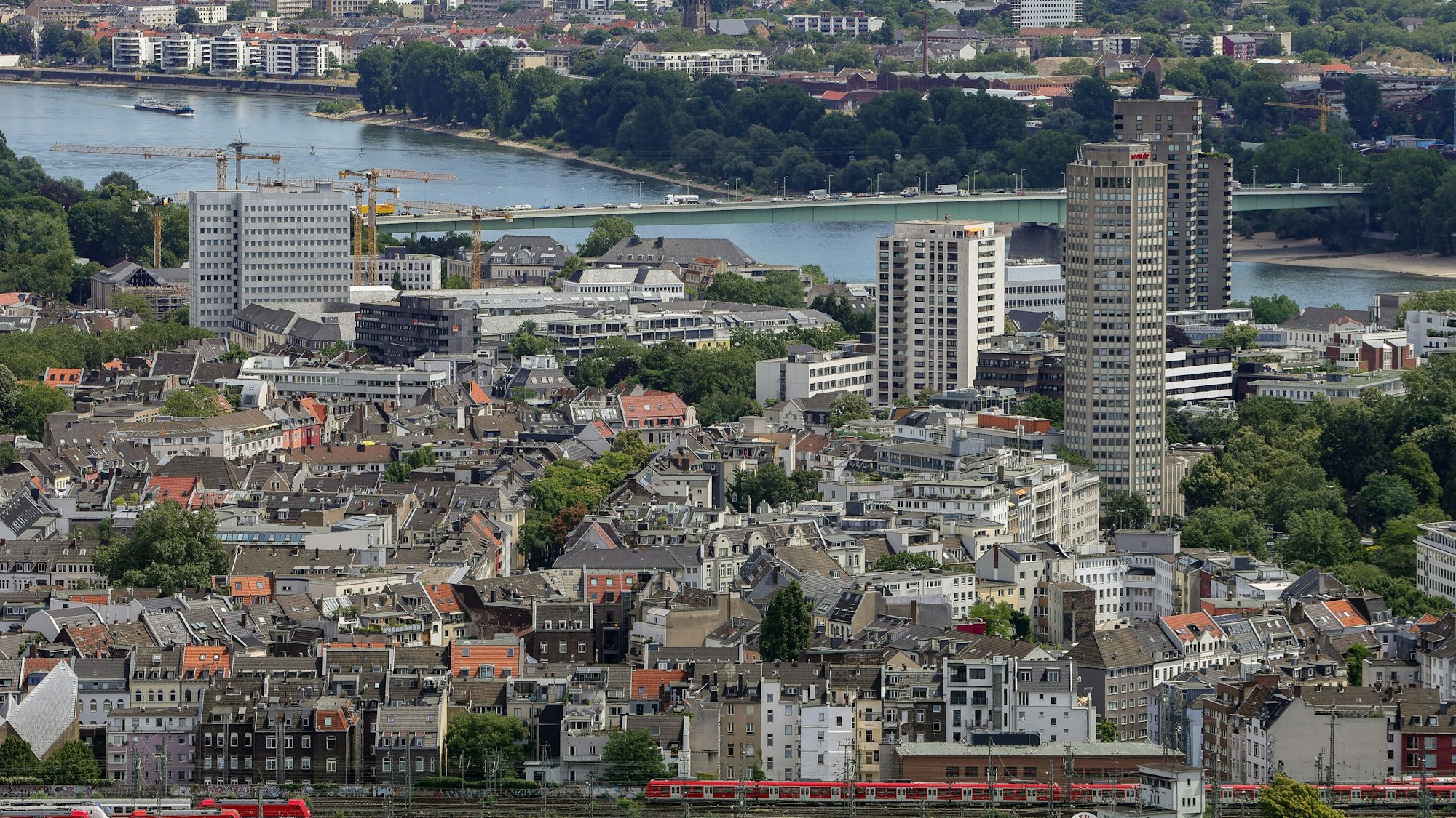 30.06.2023, Köln: Der Blick auf Köln vom Colonius.
Blick auf die Zoobrücke mit Ringturm im Vordergrund.
Foto: Michael Bause