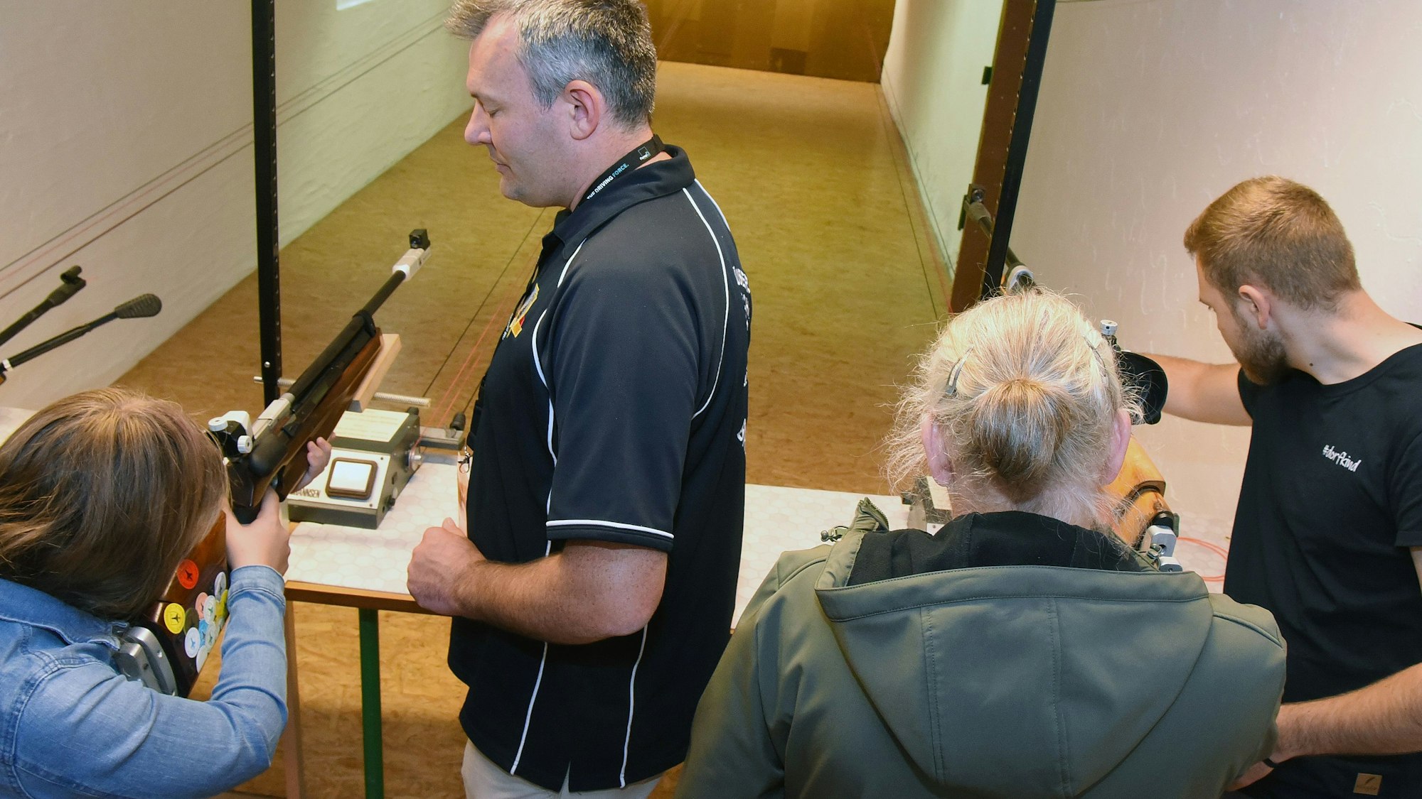 Beim Tag der offenen Tür im Schießstand der Kyffhäuser-Kameradschaft durfte sie jeder unter Aufsicht und Anleitung an den Gewehren probieren. Die Gemeinschaft wurde 1928 in Reichshof-Brüchermühle gegründet.