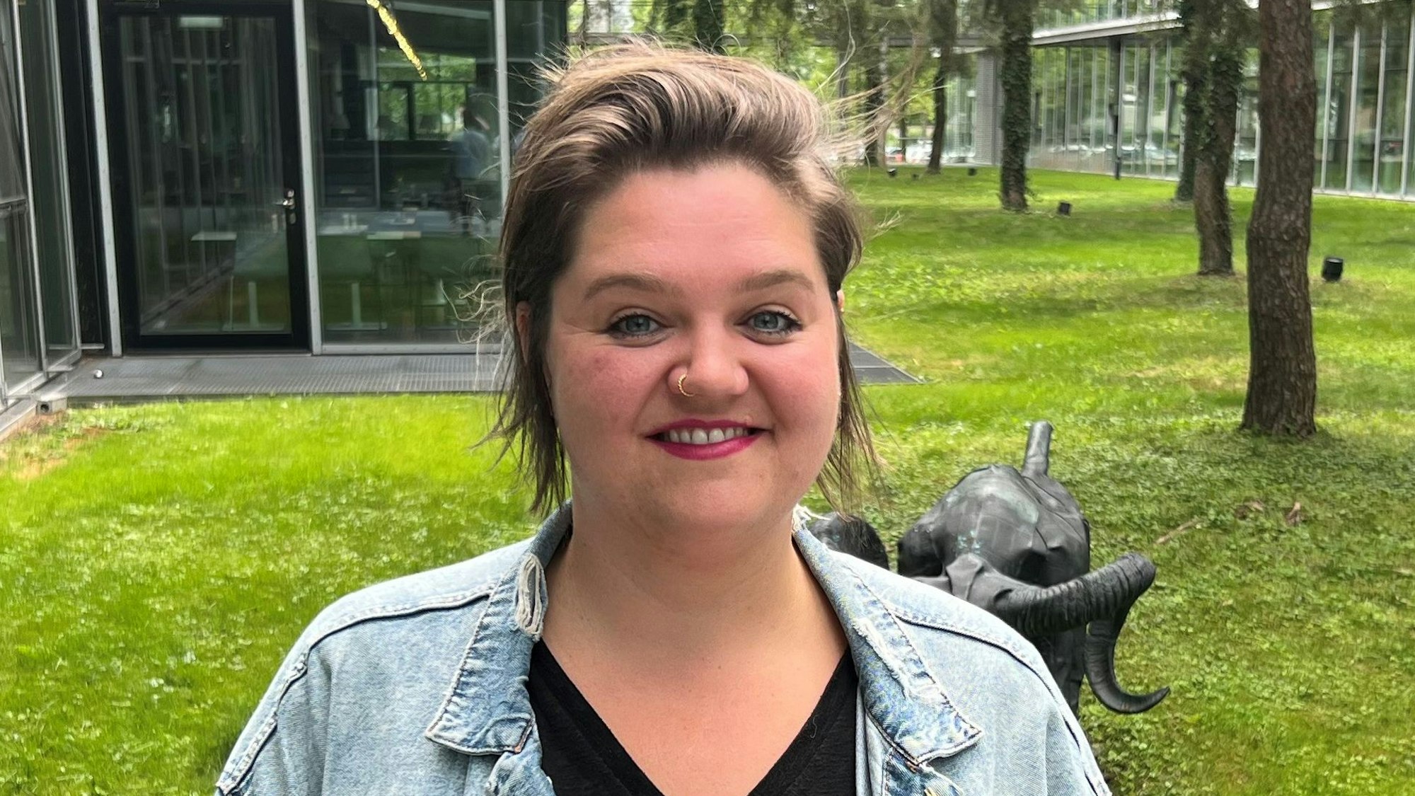 Rabea Maas ist stellvertretende Geschäftsführerin des queeren Jugendzentrums Anyway in Köln. Sie schaut in die Kamera.