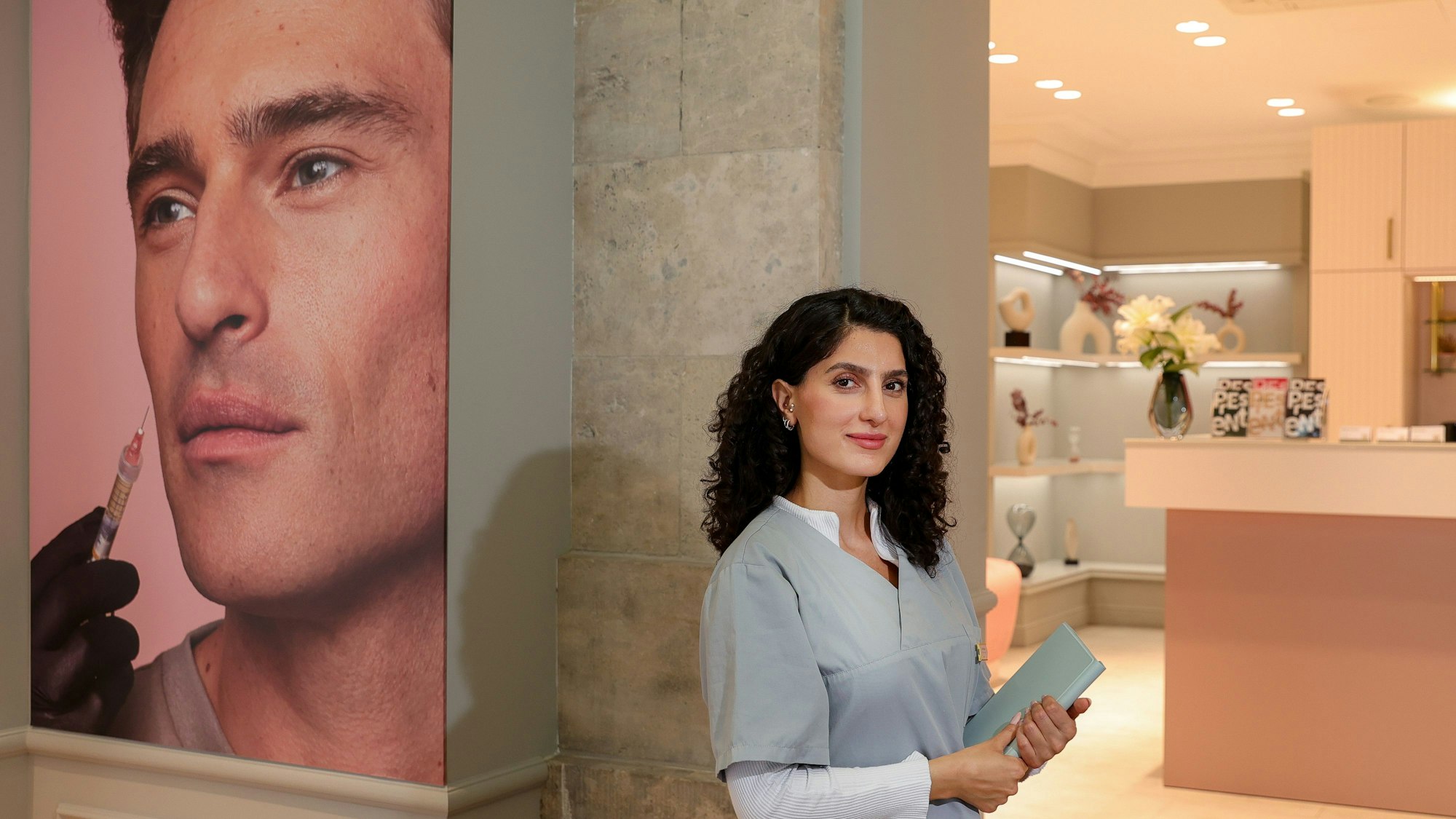Die Arzthelferin Cansu Cugali im Foyer bei Docboom.
