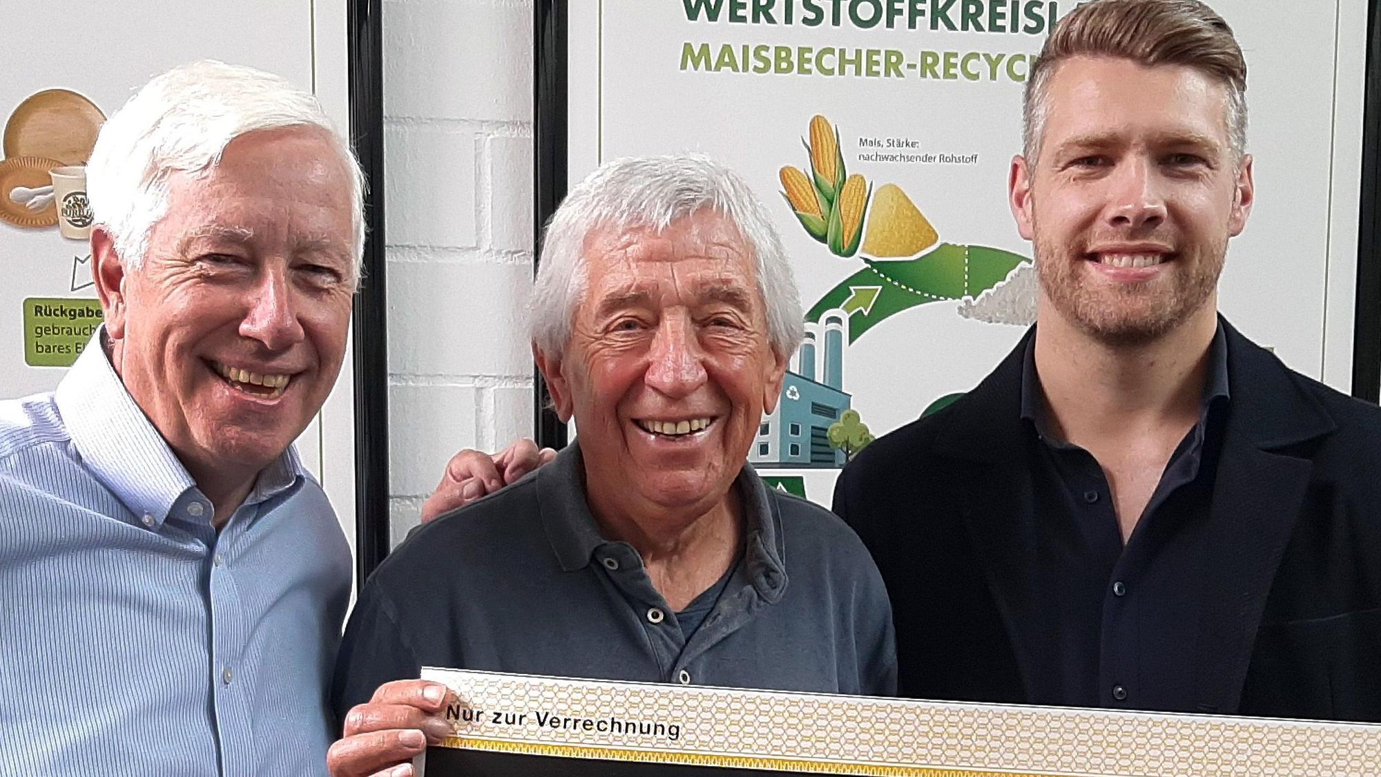 Das Bild zeigt die Papstar-Geschäftsführer Bert und Tom Kantelberg bei der Spendenscheckübergabe an Hilfsgruppen-Vorsitzenden Willi Greuel.