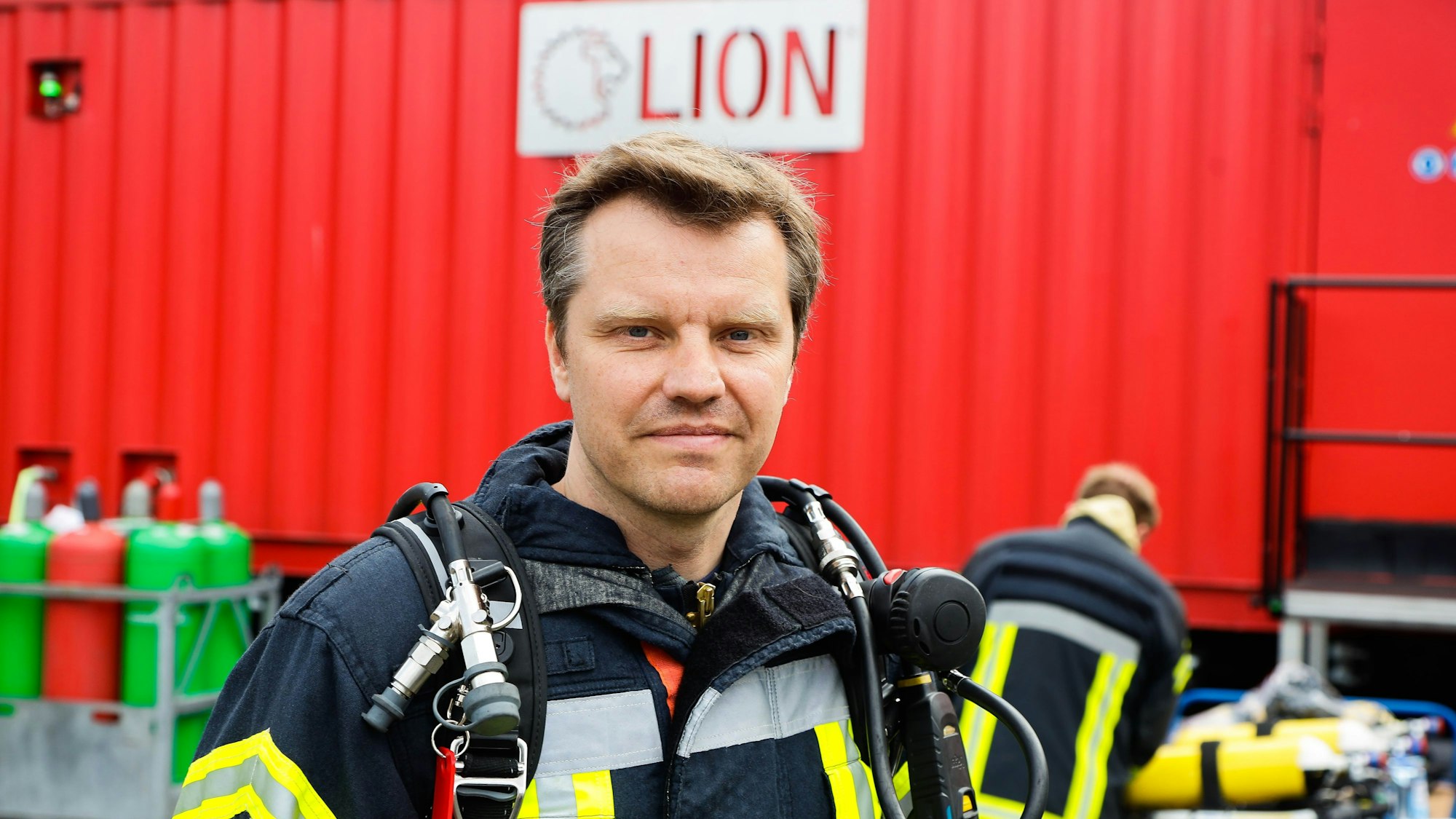 Reporter Tim Stinauer vor dem Brandübungs-Container der Feuerwehrschule