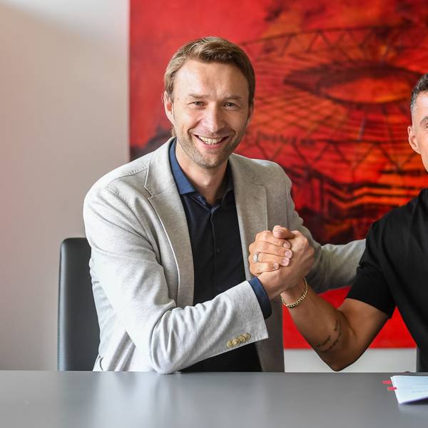 Neuzugang bei der Werkself: Granit Xhaka beim Handschlag mit Bayer-04-Geschäftsführer Simon Rolfes.