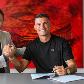 Neuzugang bei der Werkself: Granit Xhaka beim Handschlag mit Bayer-04-Geschäftsführer Simon Rolfes.