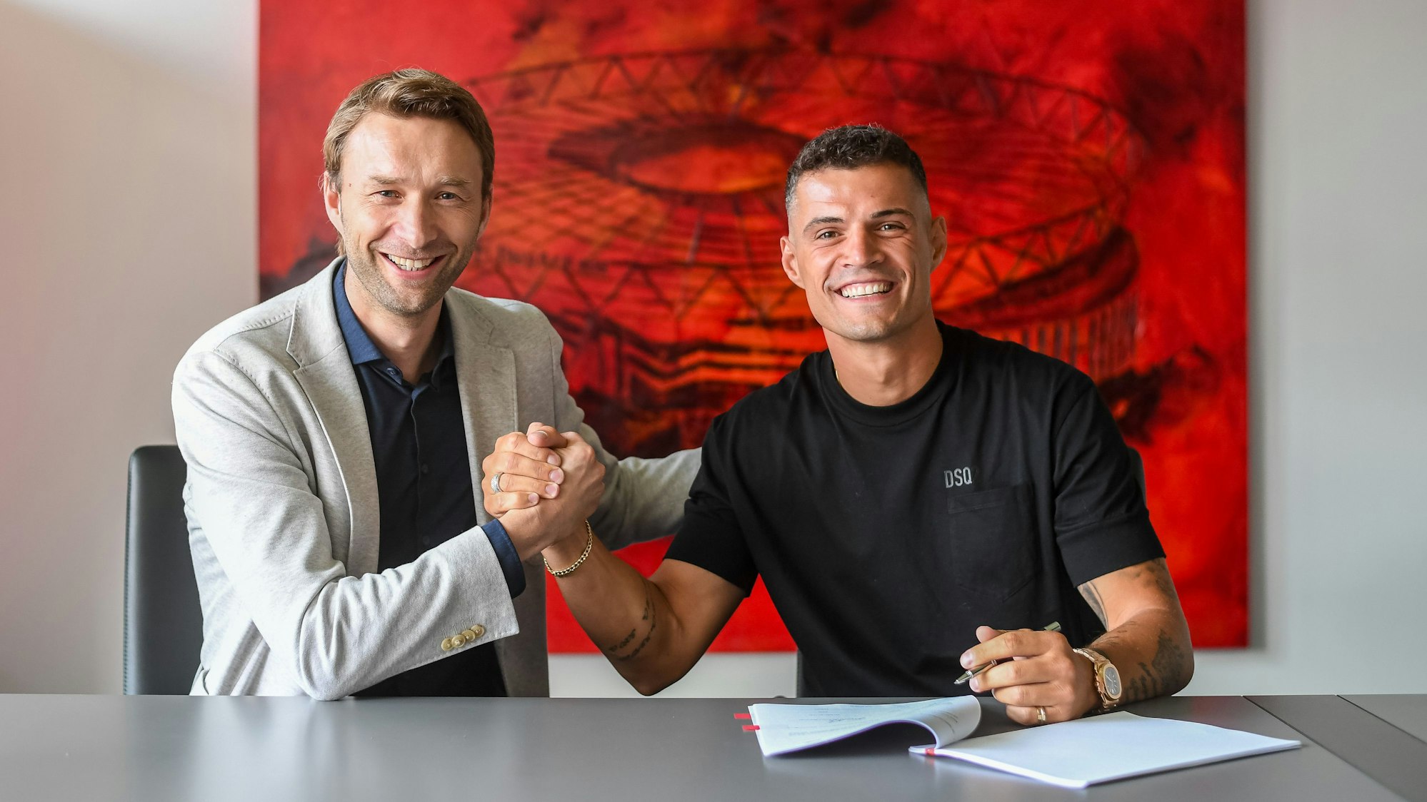 Neuzugang bei der Werkself: Granit Xhaka beim Handschlag mit Bayer-04-Geschäftsführer Simon Rolfes.