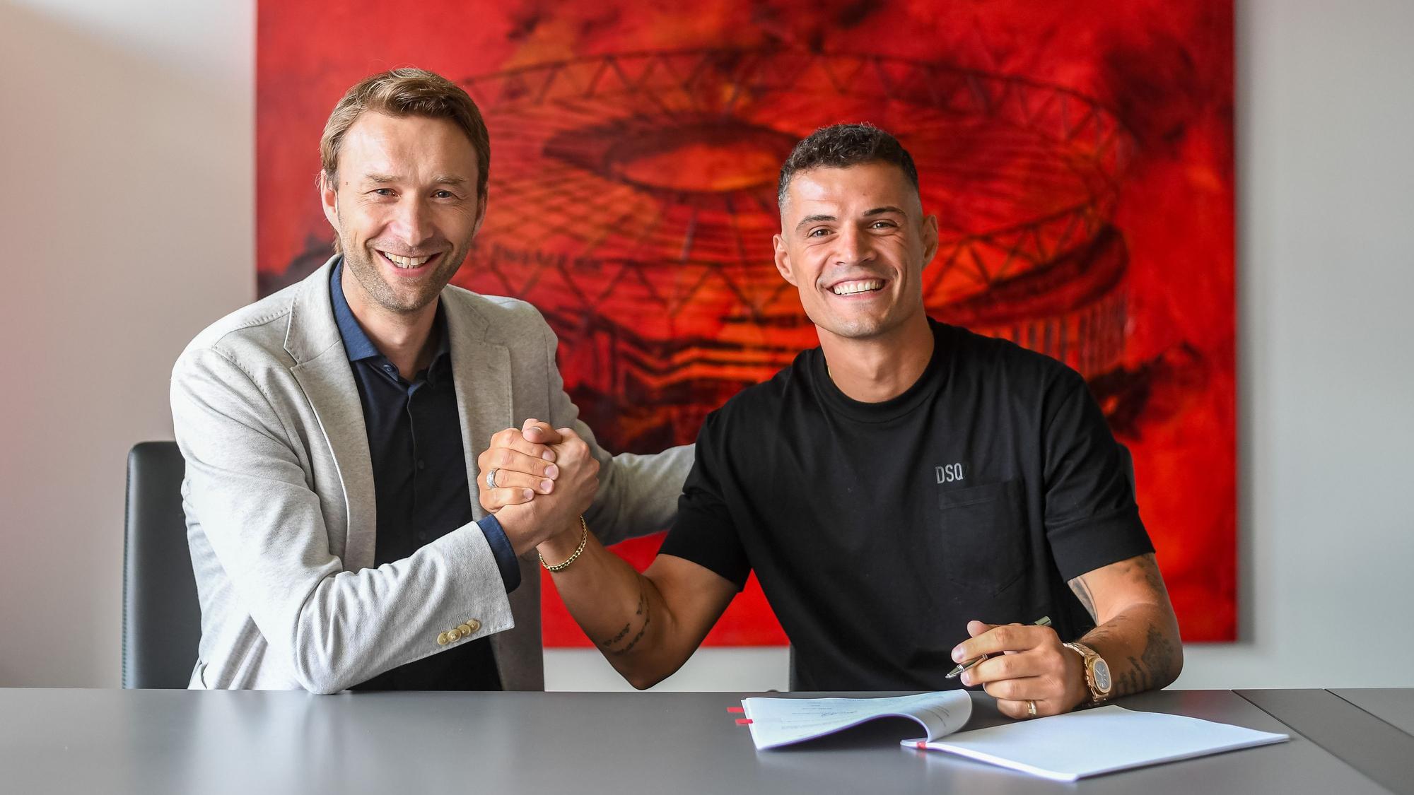 Neuzugang bei der Werkself: Granit Xhaka beim Handschlag mit Bayer-04-Geschäftsführer Simon Rolfes.