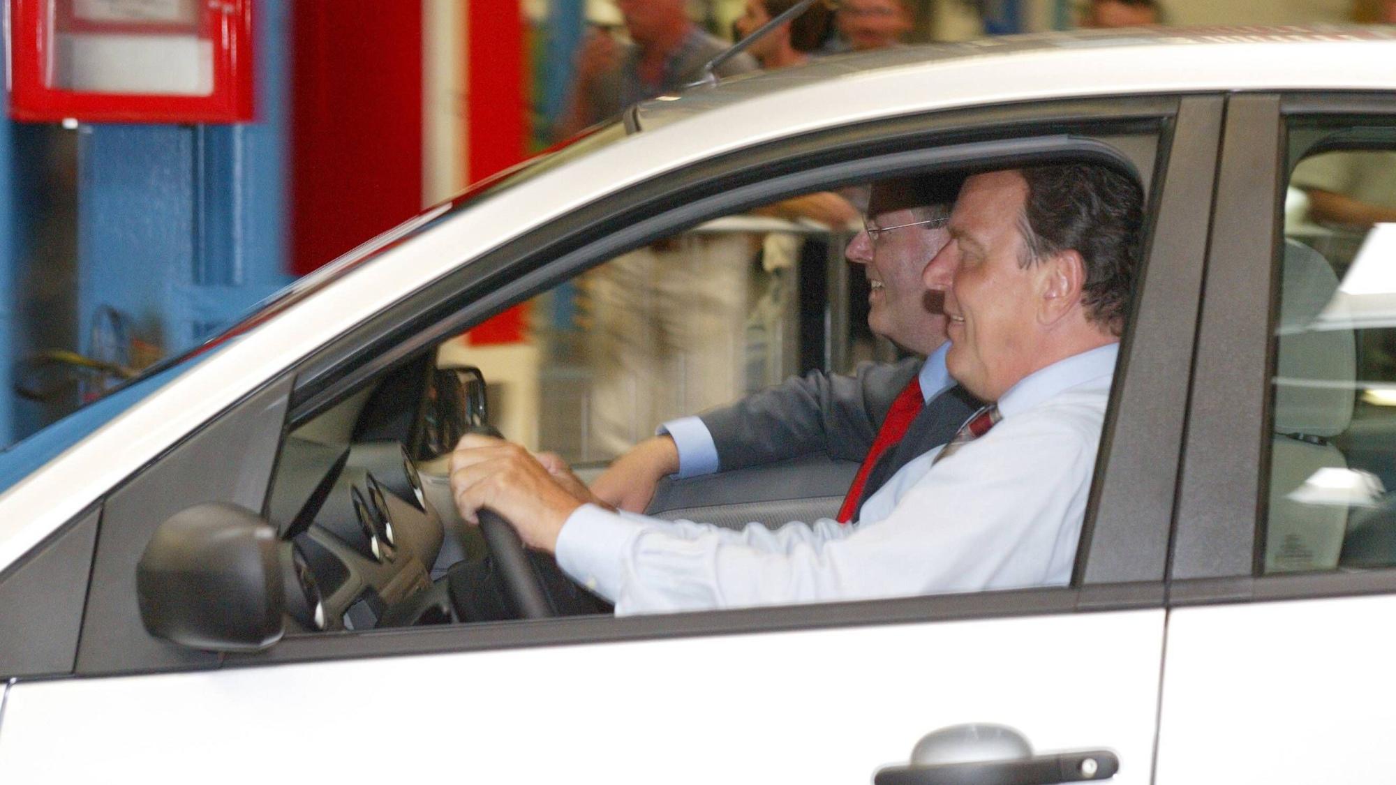 Gerhard Schroeder, damals Bundeskanzler, und Peer Steinbrück, damals NRW-Ministerpräsident, fahren 2003 in Köln das 500.000 Fahrzeug der europäischen Produktion von Ford Fiesta und Fusion vom Band.