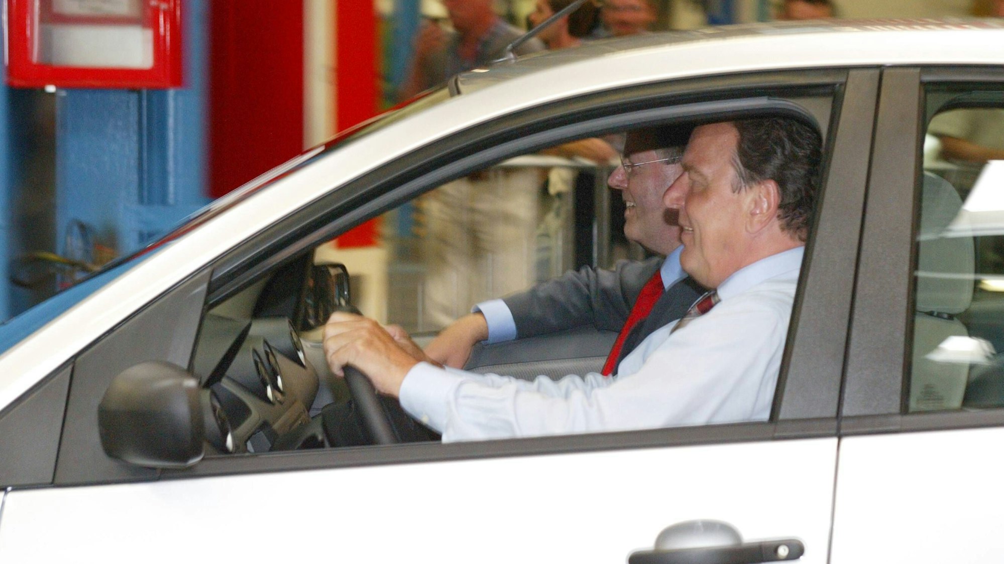 Gerhard Schroeder, damals Bundeskanzler, und Peer Steinbrück, damals NRW-Ministerpräsident, fahren 2003 in Köln das 500.000 Fahrzeug der europäischen Produktion von Ford Fiesta und Fusion vom Band.