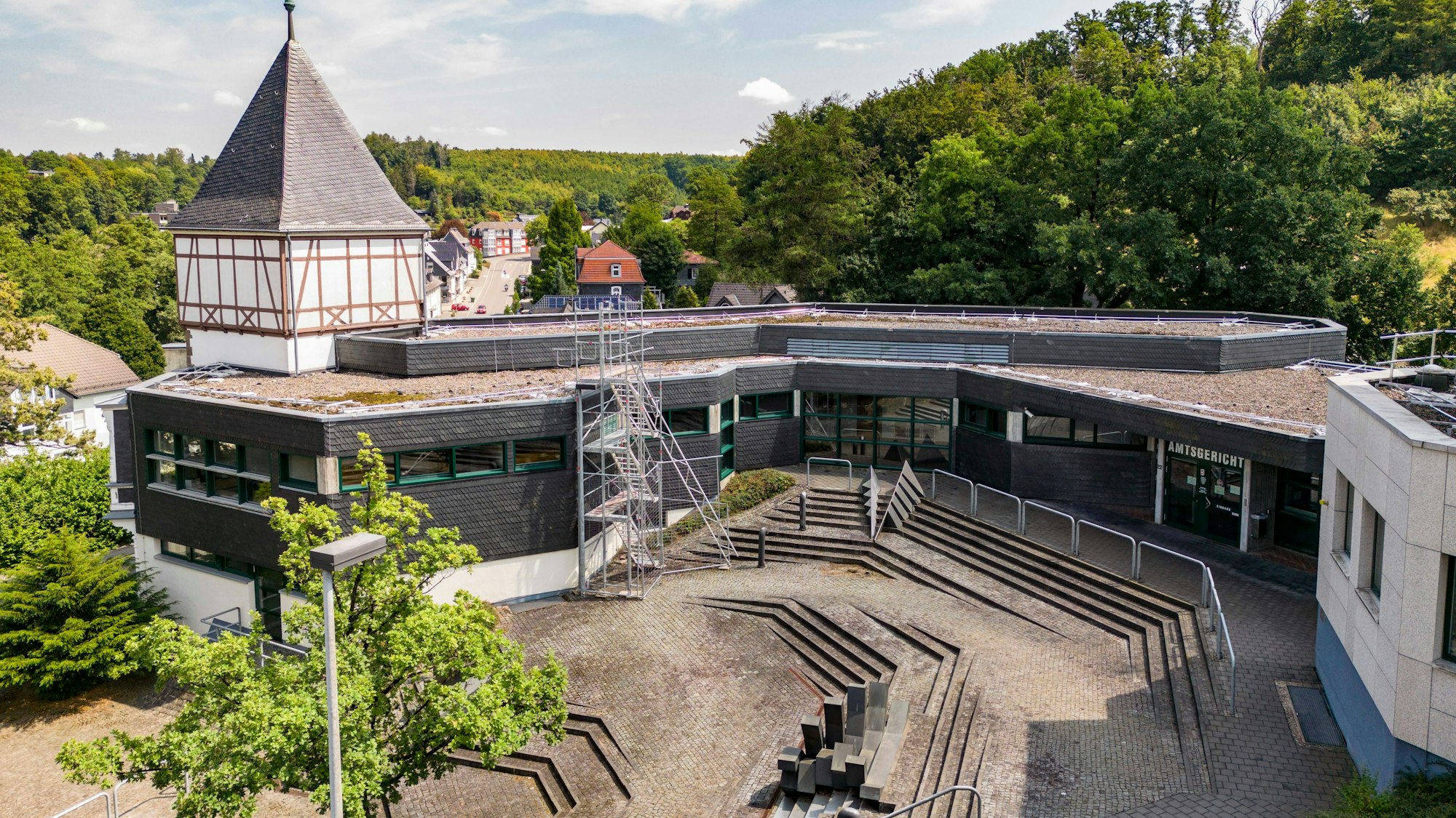Das Foto zeigt eine Außenaufnahme des Amtsgerichts Wipperfürth.