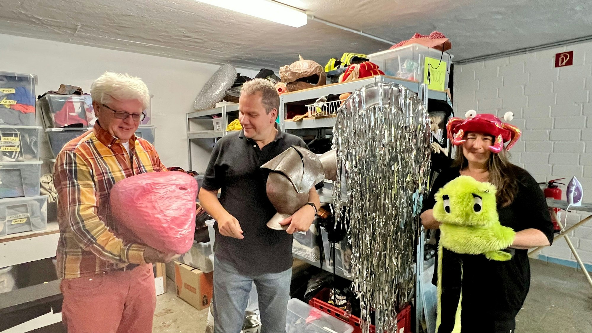 Im Fundus des Jungen Theaters Leverkusen (v.l.): Michael Schmidt, Stefan Esser und Petra Clemens