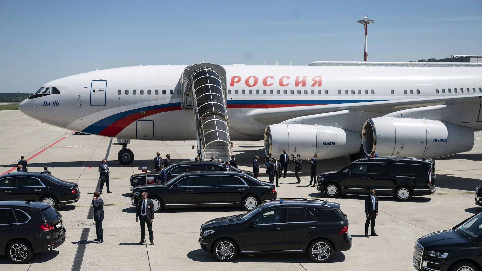 Der russische Präsident Wladimir Putin steigt in seine Limousine nach dem Aussteigen aus seinem Flugzeug Iljuschin Il-96.