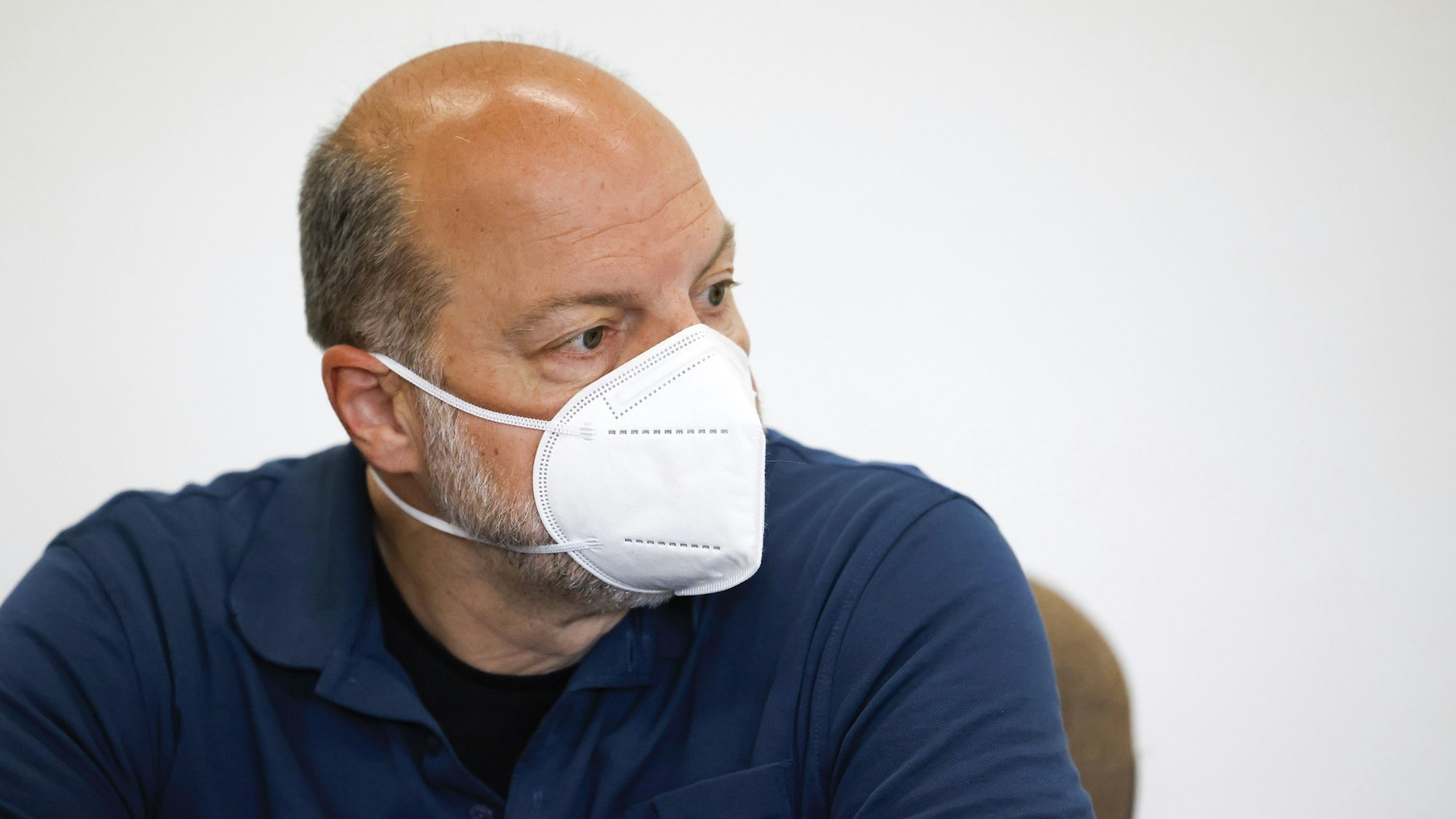 Der Angeklagte Thomas Drach sitzt auf der Anklagebank im Kölner Landgericht.