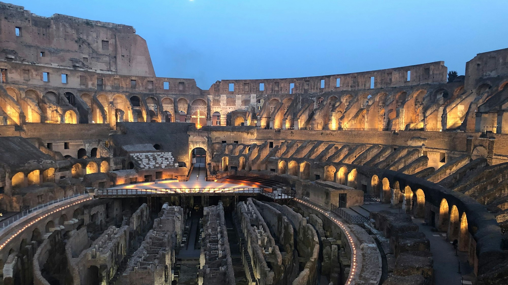 Das Kolosseum in Rom wird in den Abendstunden beleuchtet.