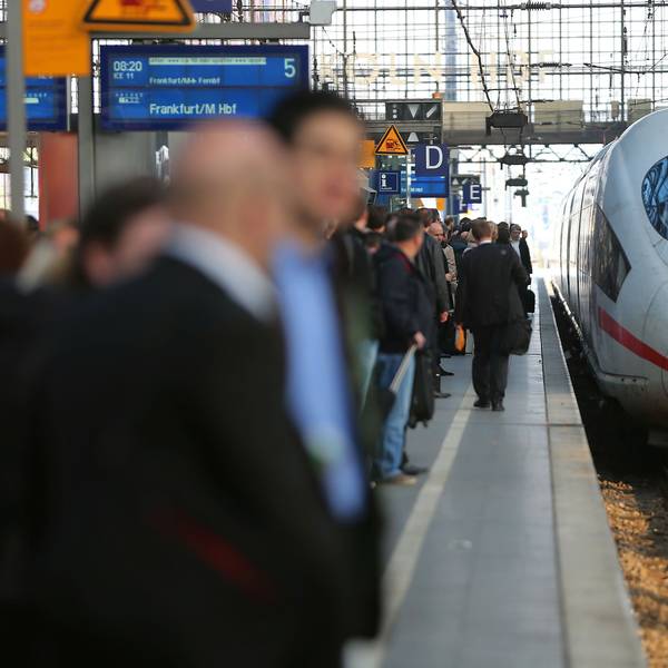 Reisende warten am Kölner Hauptbahnhof auf einen ICE der Deutschen Bahn.