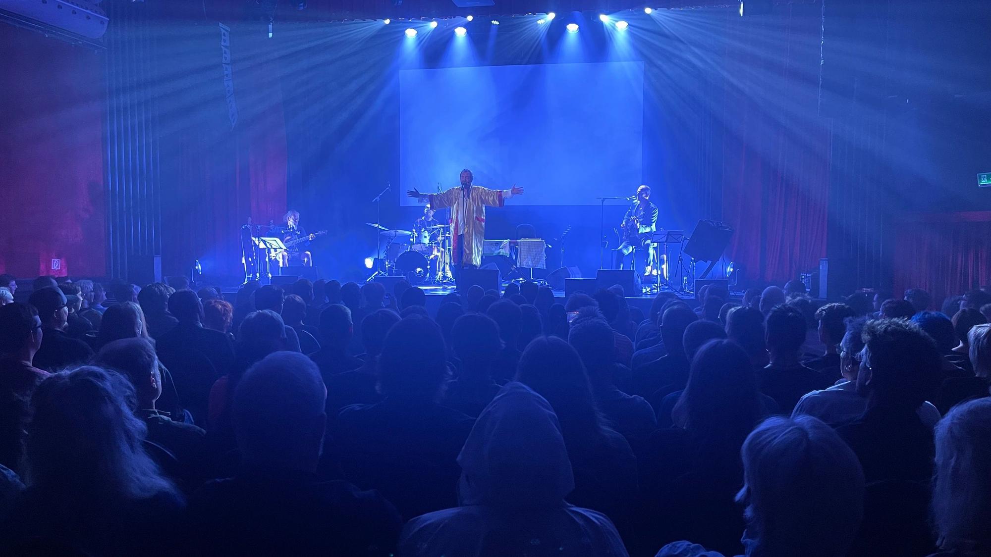 Im goldenen Kimono steht Rainald Grebe am Mittwoch auf der Bühne des Gloria Theaters.