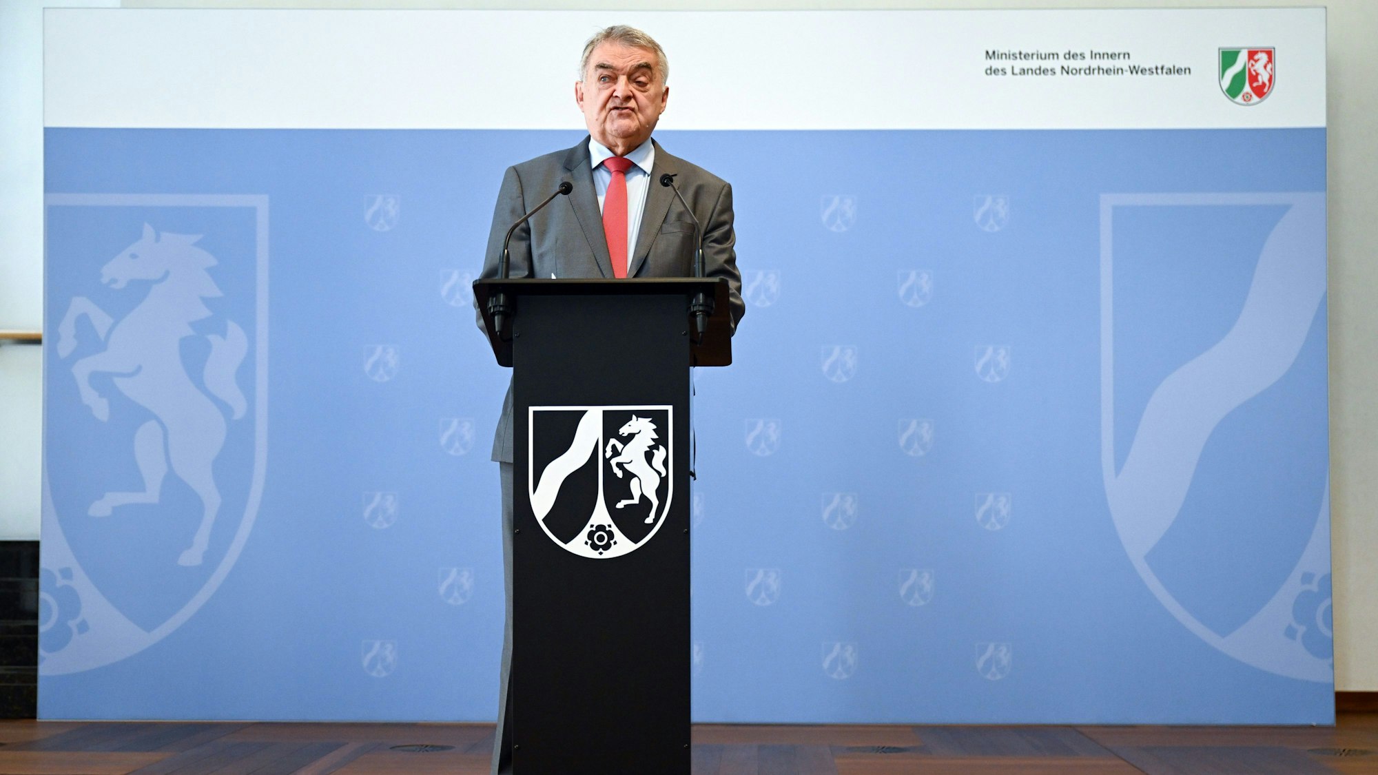 Herbert Reul (CDU), Innenminister von Nordrhein-Westfalen, gibt ein Statement ab. Die Bundesanwaltschaft hat in Nordrhein-Westfalen eine mutmaßliche islamistische Terrorzelle aufgedeckt und sieben Verdächtige festnehmen lassen.