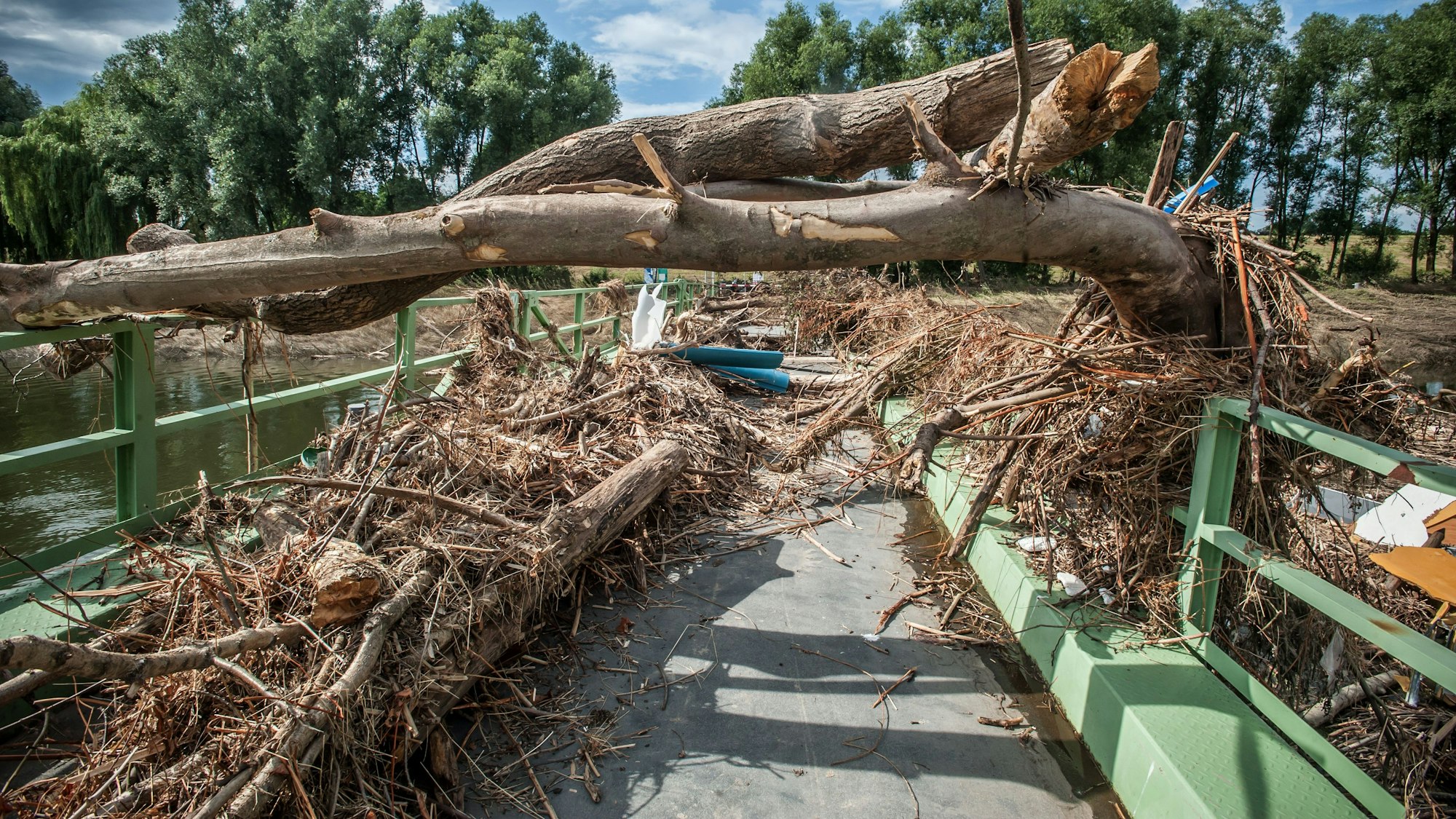 Nach dem Hochwasser 2021 sah es auf der Pontonbrücke in Rheindorf ziemlich unaufgeräumt aus.