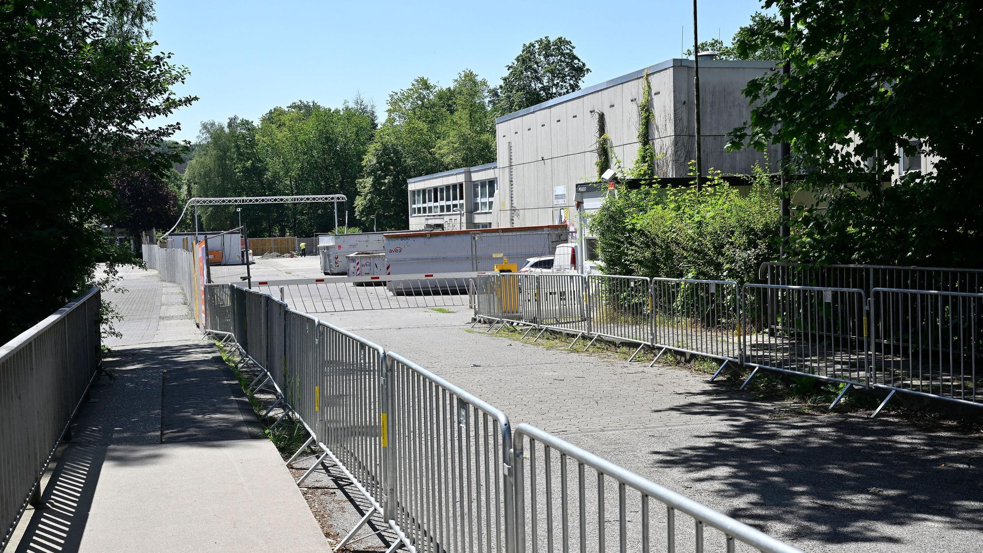 Wegen Sanierungsarbeiten am Schulzentrum Kürten stehen Bauzäune auf dem Gelände.
