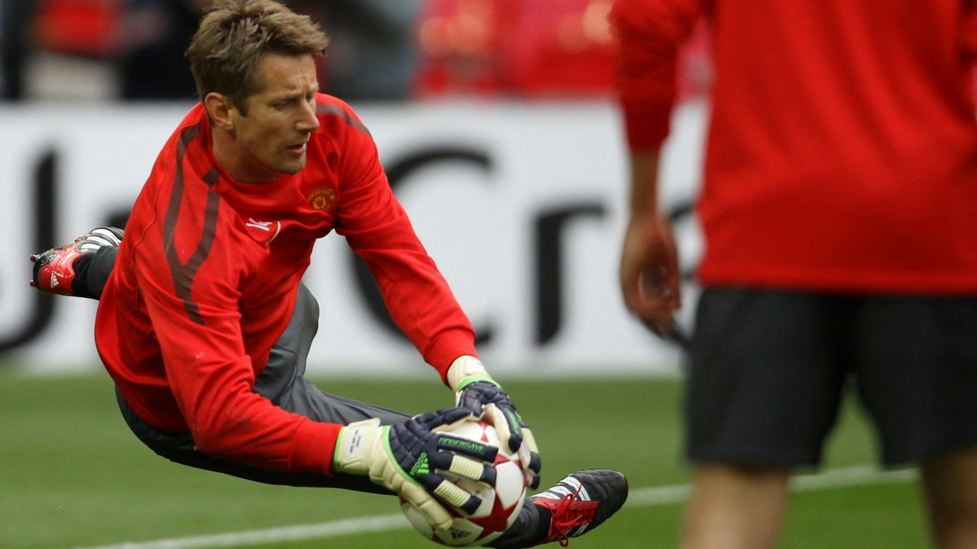 Edwin van der Sar gilt als einer der größten Torhüter der Niederlande. Das Foto zeigt ihn bei einem Match im Mai 2011. Der heute 52-Jährige erlitt eine Hirnblutung. (Archivbild)